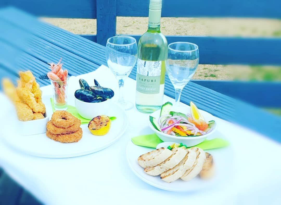 The Gracellie Special Seafood Platter

Starting tonight.

Shell-on prawns, cod goujons, tempura battered prawns, scampi, calamari and curried mussels, served with salad and toasted ciabatta plus a bottle of wine.

#seafood #wine #seaview