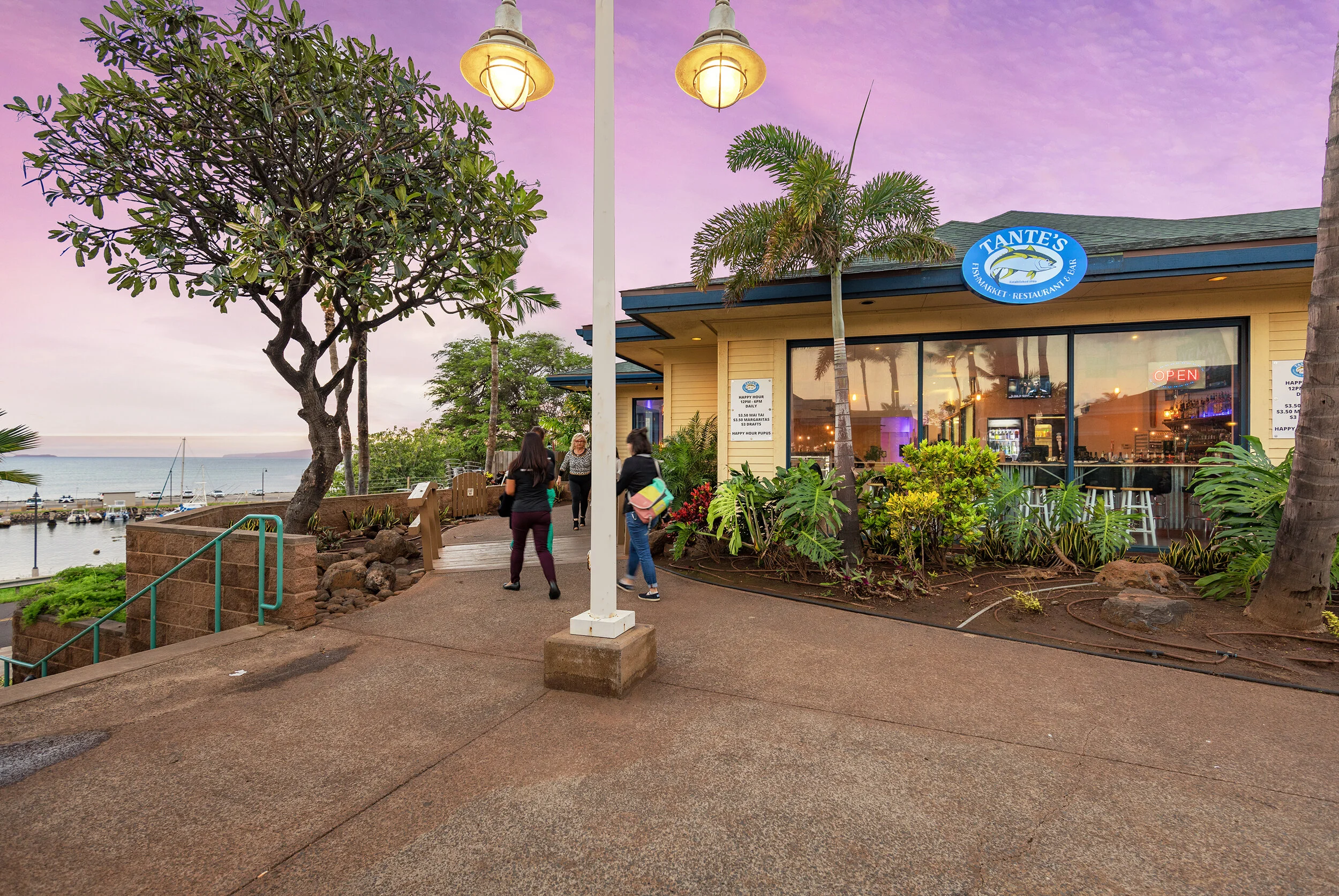 Tante's Fishmarket in Maalaea — Maui Harbor Shops