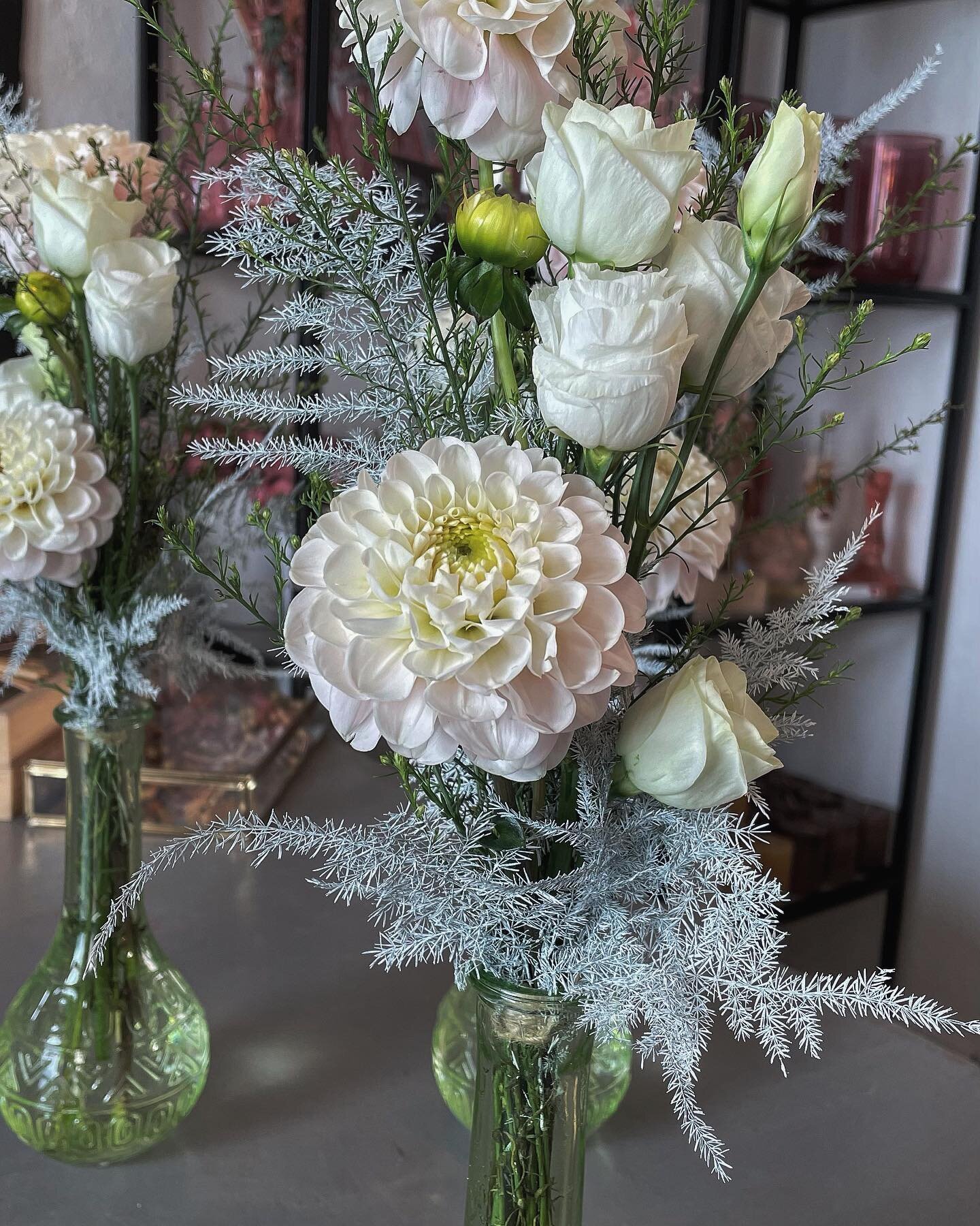 Tischdeko Wedding
.
.
#tischdeko #floristik #florist #wedding #driedflowers #flowerpower #fleurs #fleur #blumen #blumenstrau&szlig; #hochzeit #brautstrau&szlig; #flowersofinstagram #flowerstagram #bloom #blooms #floristry #trockenblumen #kranz_fieber