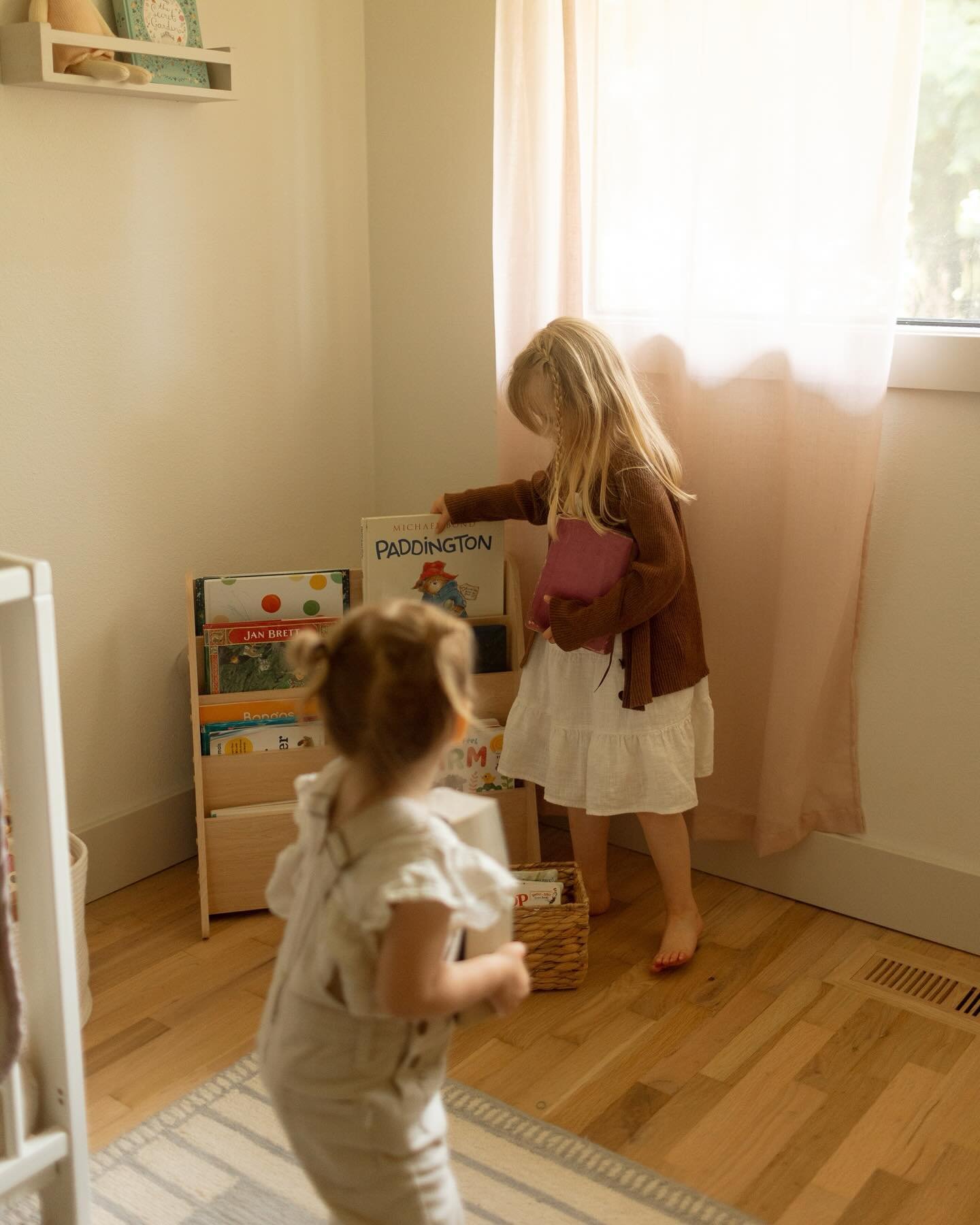 at home, as a family of five&hellip; this family has been with me for a long, long time now and I&rsquo;m so grateful to be able to step into their space and save some memories with their precious girls 🤍