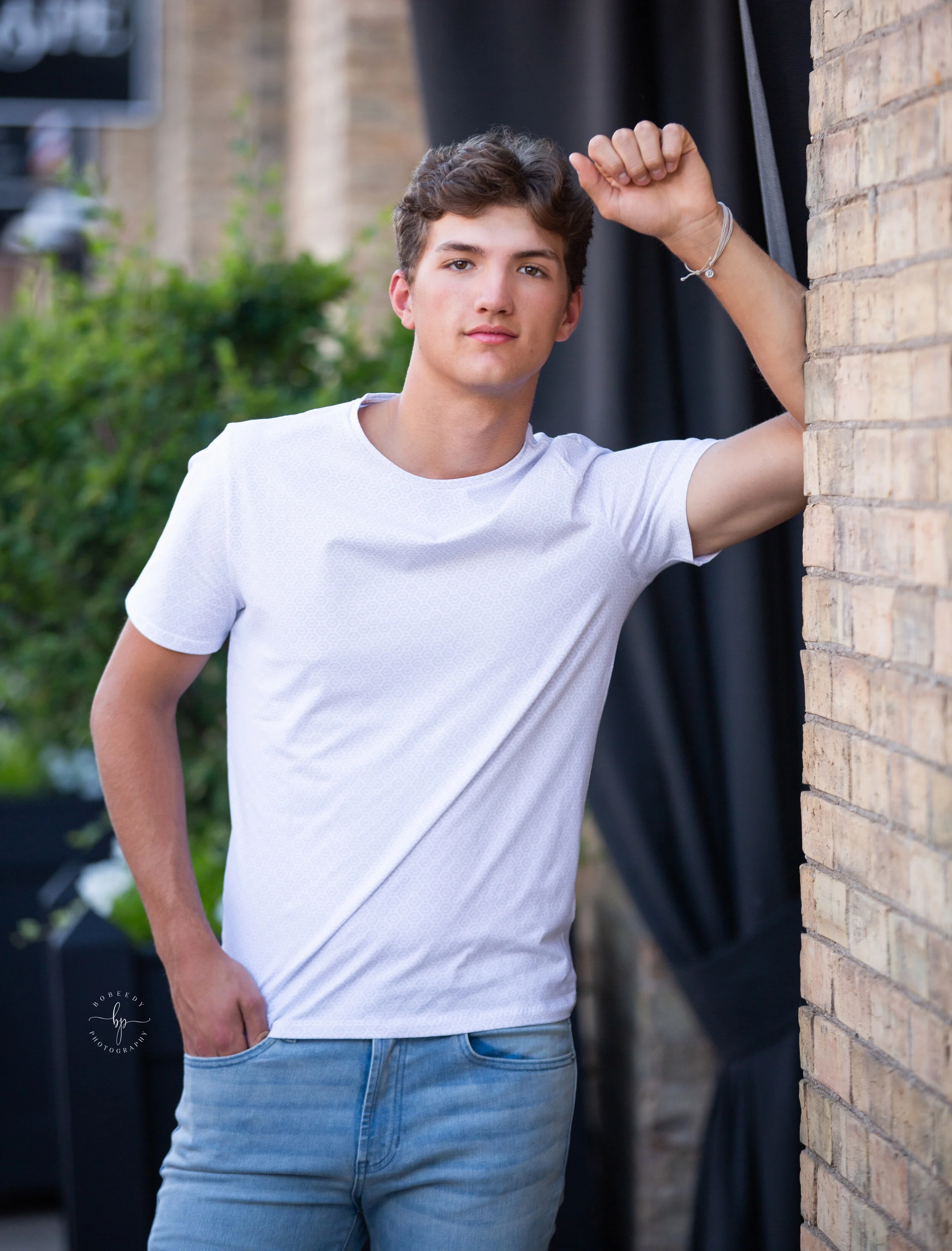 senior guy leaning pose minneapolis north loop maple grove minneapolis senior photographer bobeedy photography maple grove senior photographer