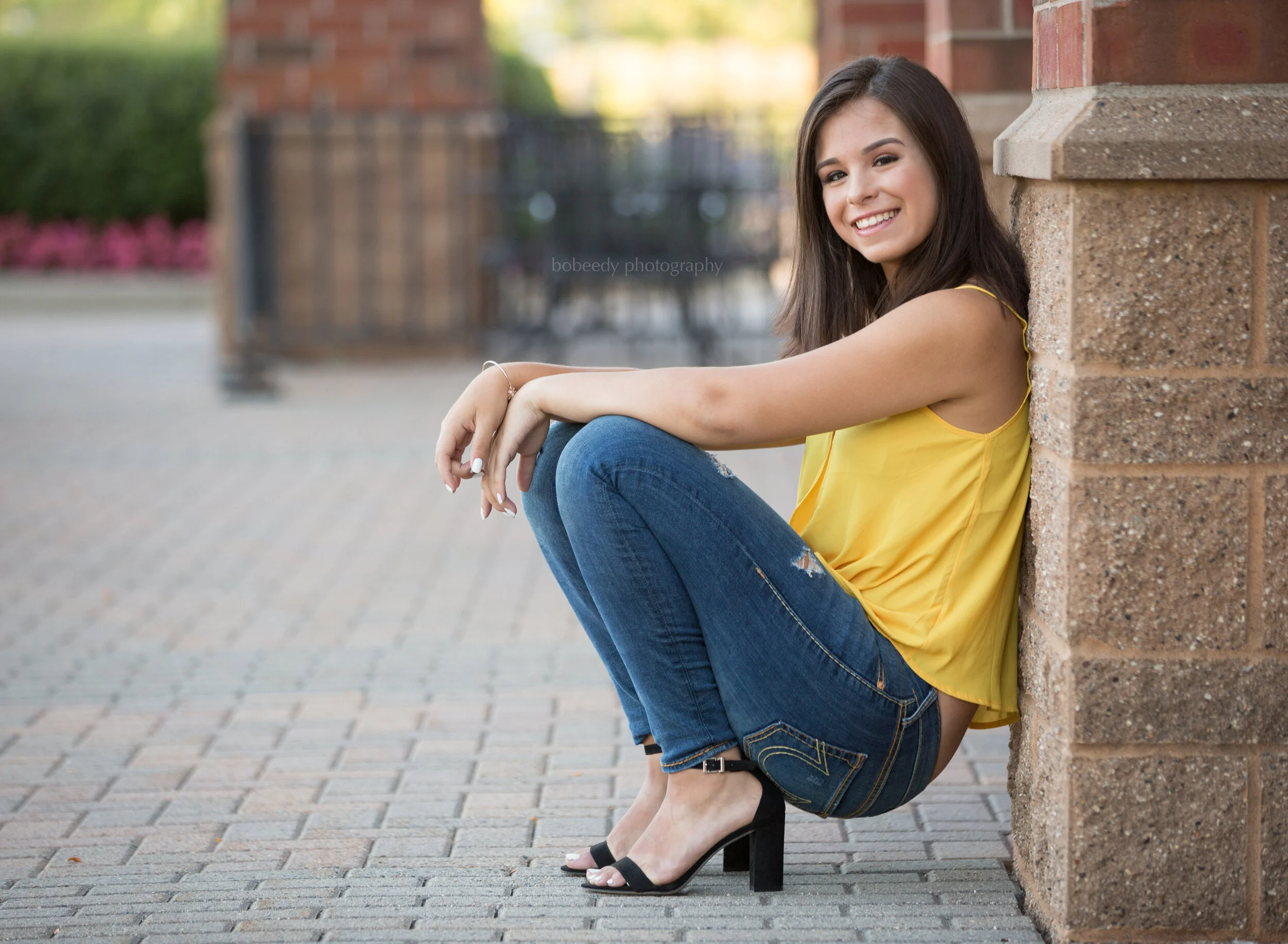 girls senior picture pose maple grove senior photographer fountain arbor lakes shopping maple grove minneapolis bobeedy photography