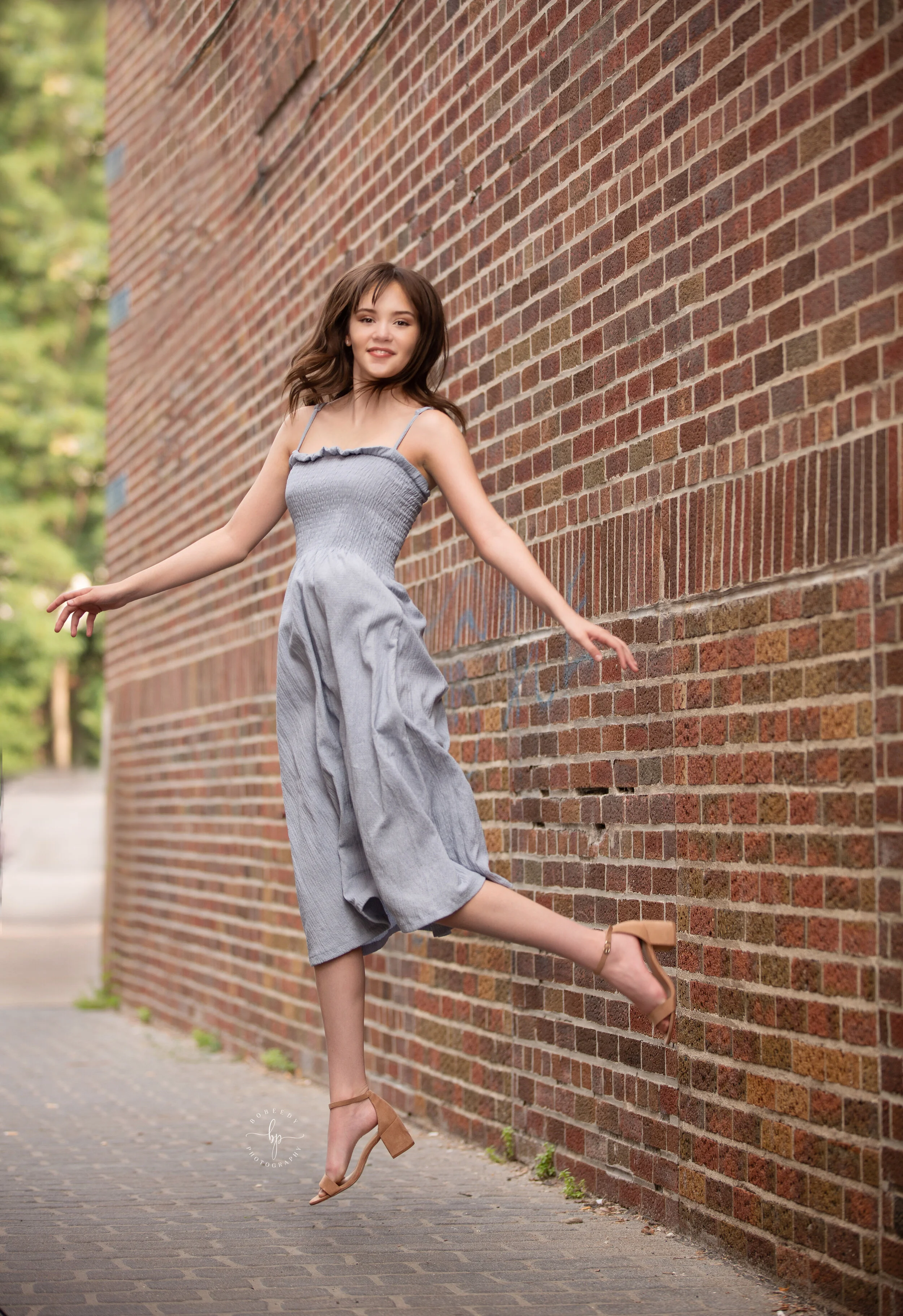 senior girl photo session brick wall exclesior bobeedy photography maple grove senior photographer
