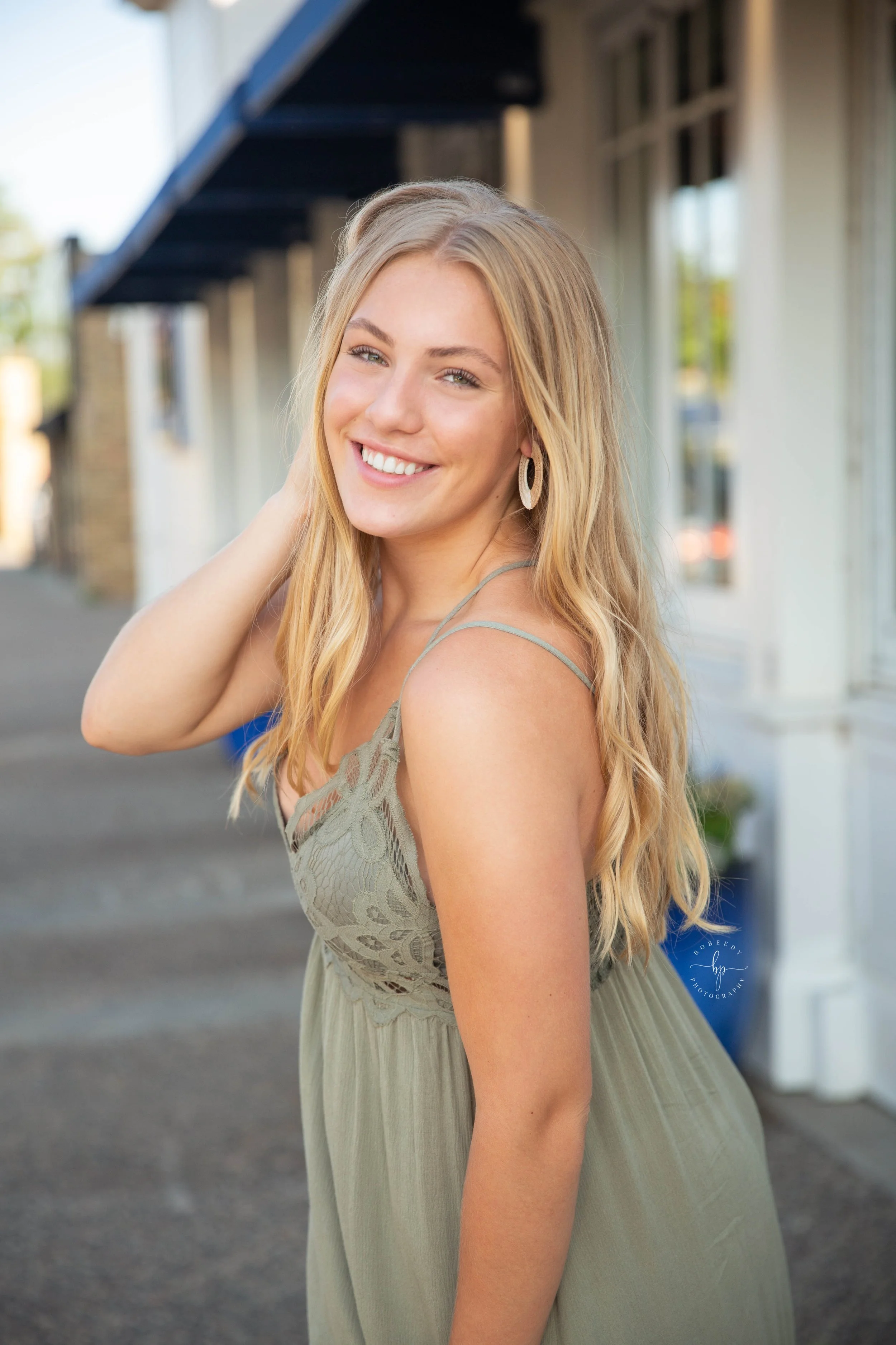 maple grove senior photographer downtown wayzata cov restaurant