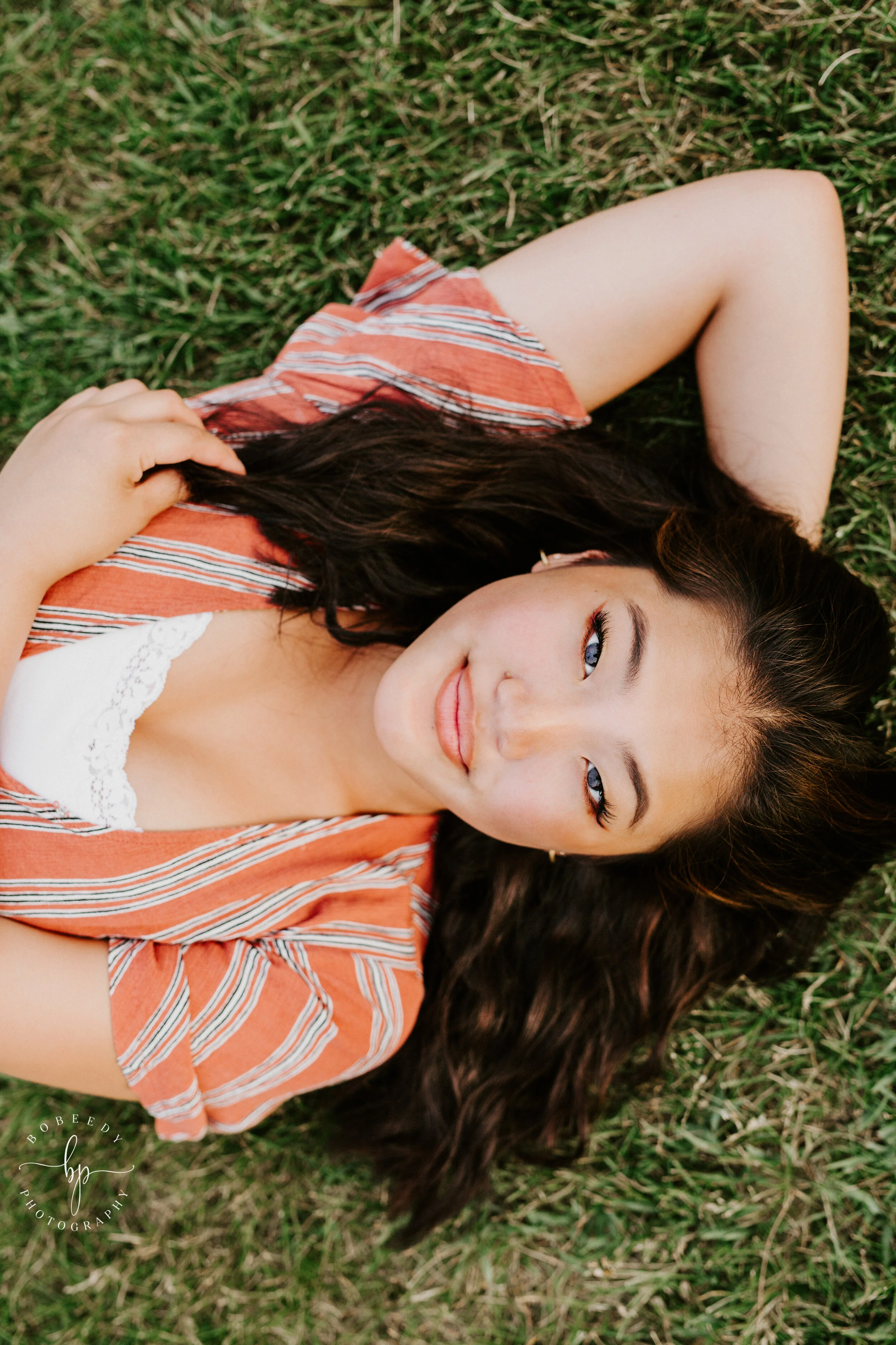 girl senior photo session excelsior laying in grass maple grove bobeedy photography maple grove senior photographer