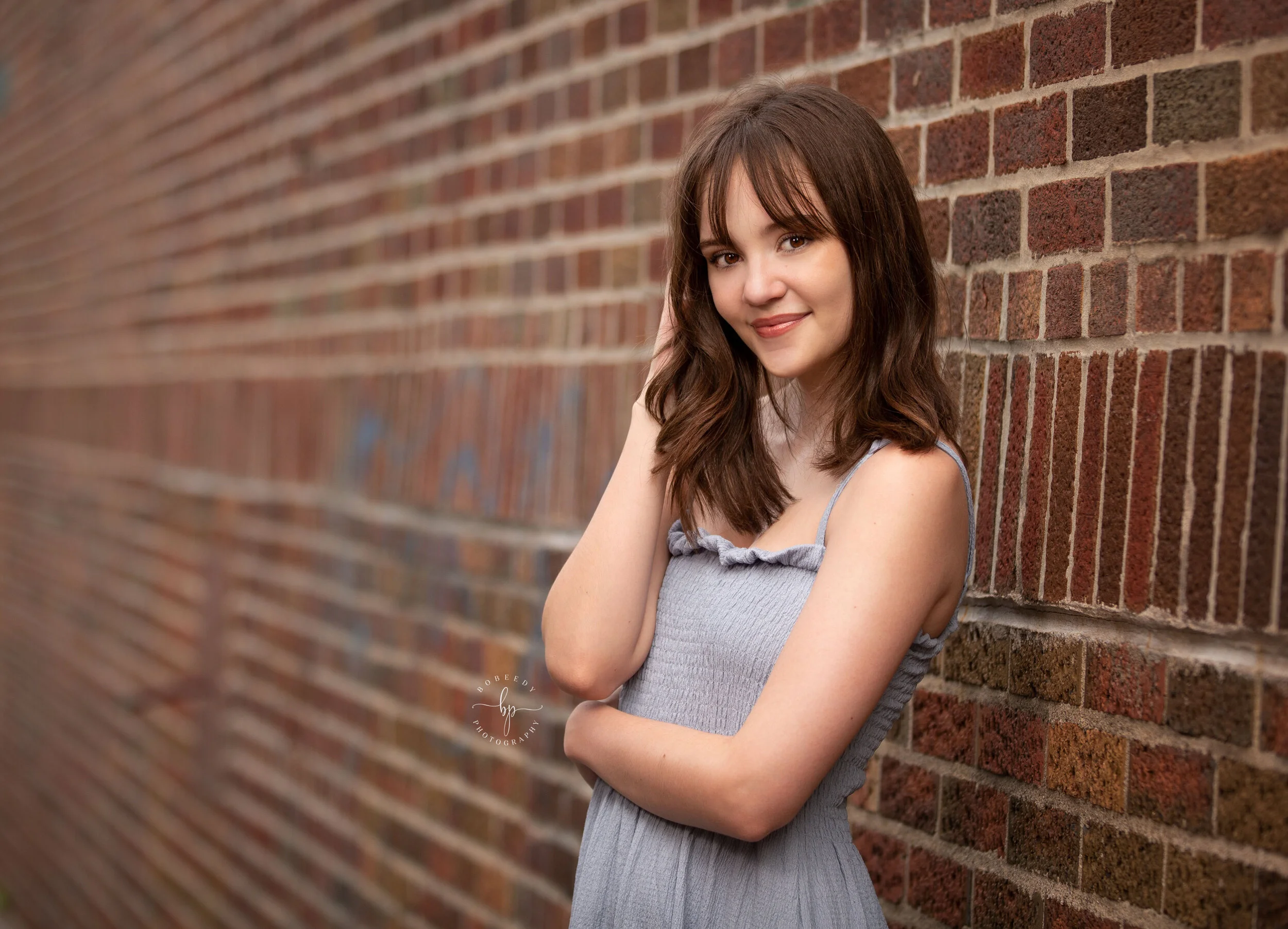 senior girl photo session brick wall exclesior bobeedy photography maple grove senior photographer