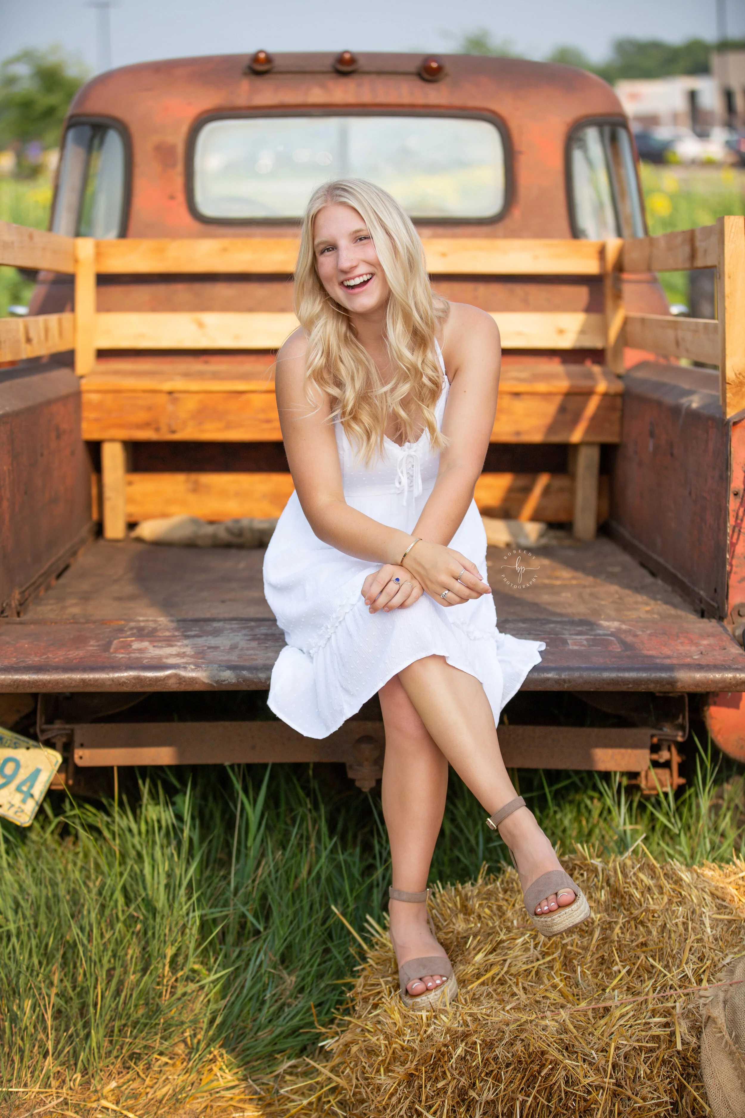 girl senior photos truck buffalo sunflower field minneapolis bobeedy photography minneapolis photographer