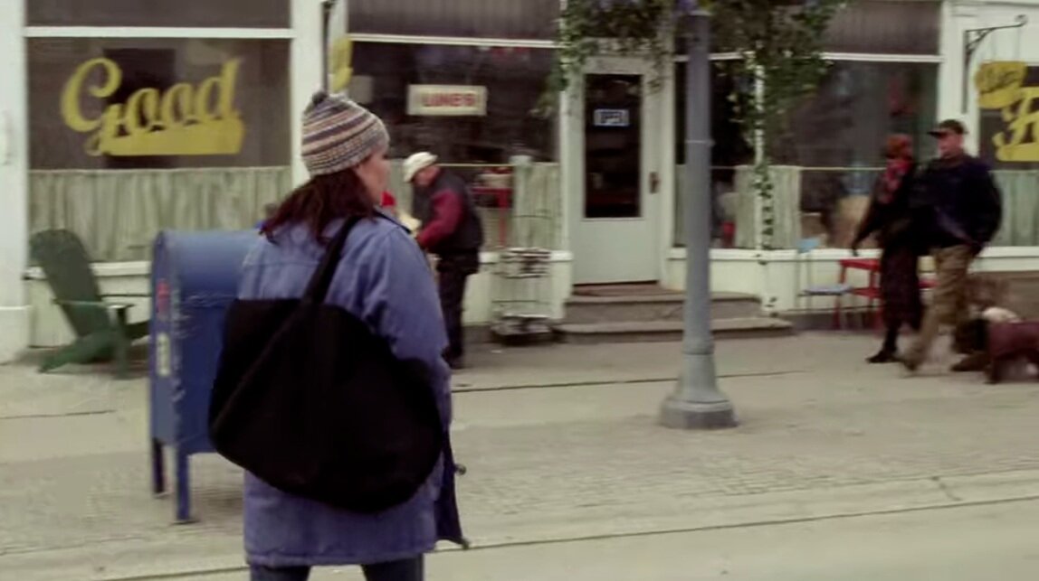 Lorelei walking into Luke’s Diner in episode 1.