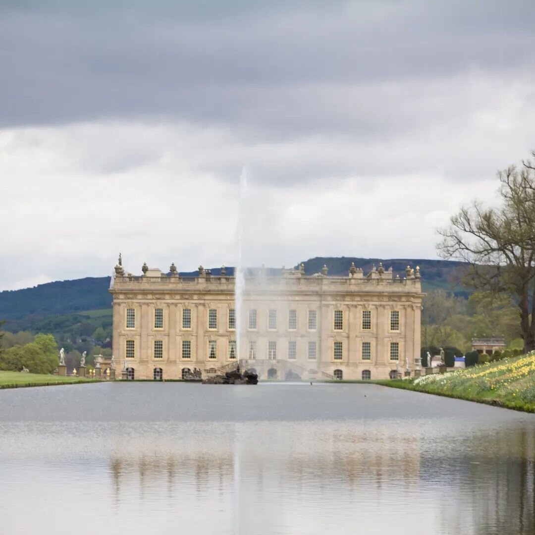 Chatsworth House was my favorite part of England! It really is stunning to see it come into view around the rolling hills of the English countryside. The pictures don't convey how huge it is (and yes, people do live here)!

Click the link in my bio t