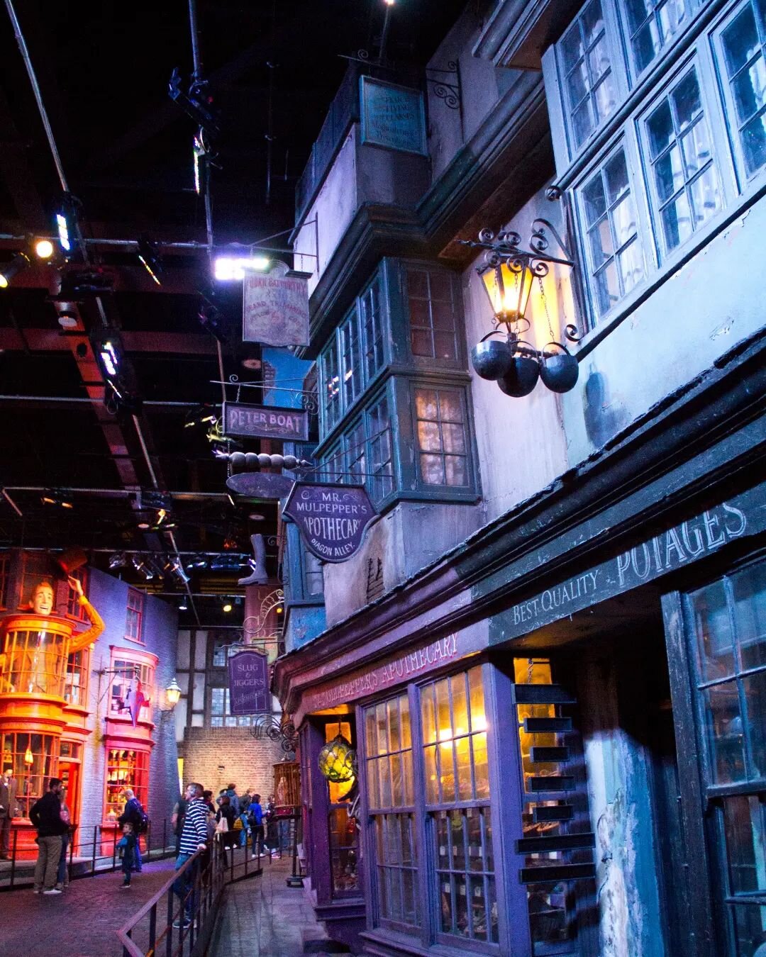 Happy birthday to Harry Potter! 😉🥳

If you want to learn more about visiting the Harry Potter Studios in London, as well as other Harry Potter things to do in the UK, click the link in my bio!! 😁

#harrypotter #harrypotterstudiotour #harrypotterst