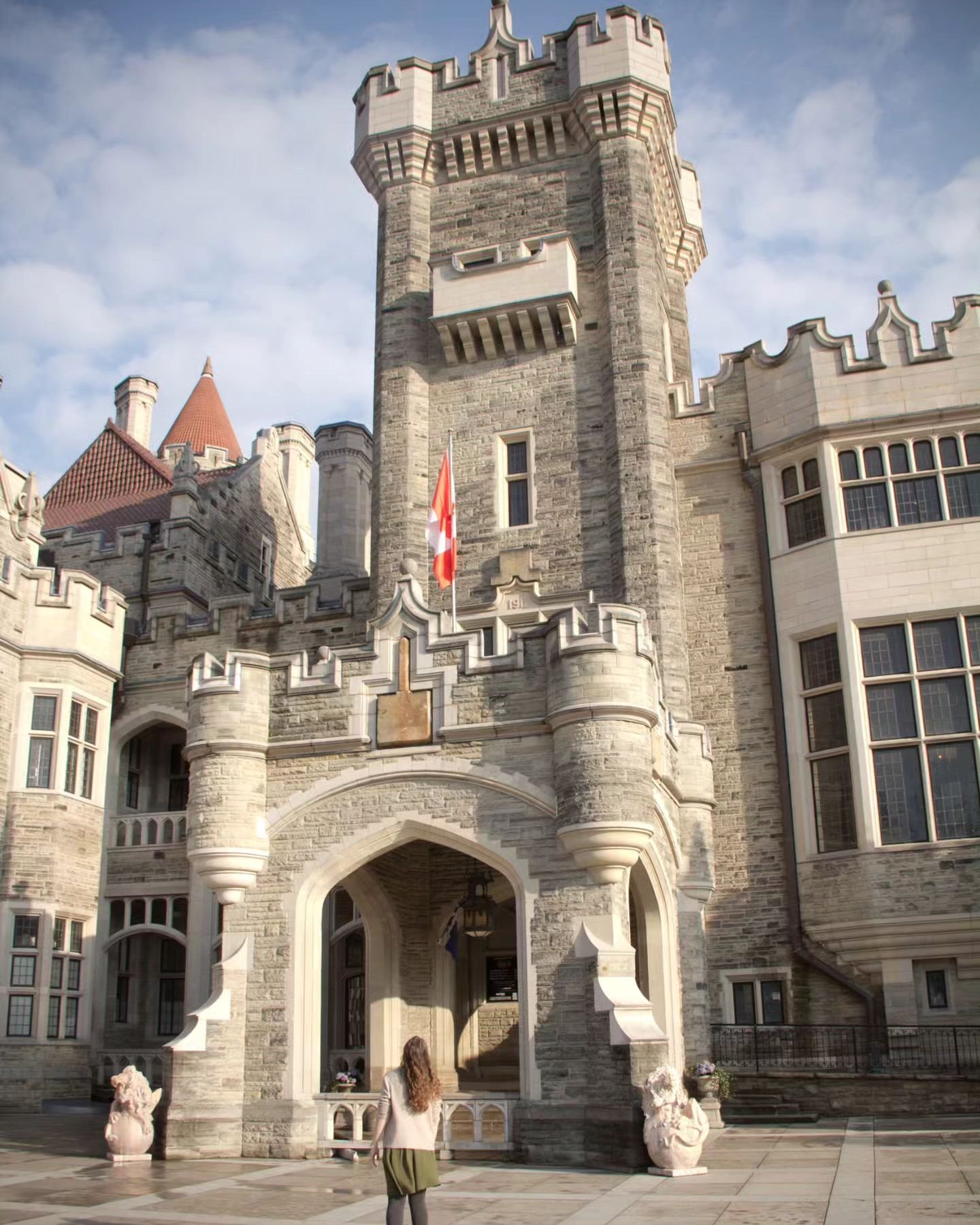 You know I love visiting castles, especially when they are within driving distance! 🏰

And especially especially when they have escape rooms inside them!!!

We went to #toronto over the weekend to do an escape room at Casa Loma, Toronto's Castle on 