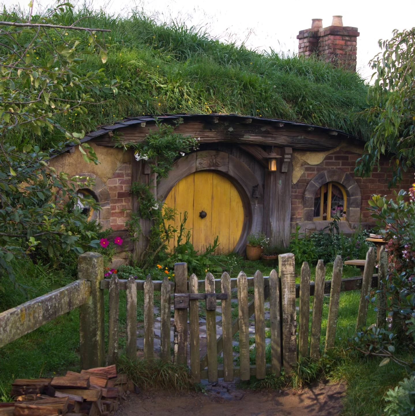 I recently found out that you can now tour INSIDE a Hobbit hole at the Hobbiton movie set in New Zealand, so basically I need to plan another trip back there ASAP.

#hobbiton #hobbitonmovieset #hobbitontours #hobbithole #newzealand #lotr #lordoftheri