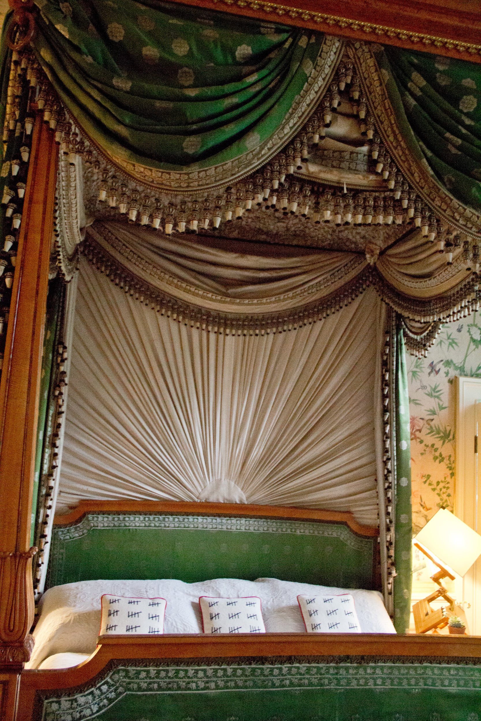 regal-bedroom-in-chatsworth-house