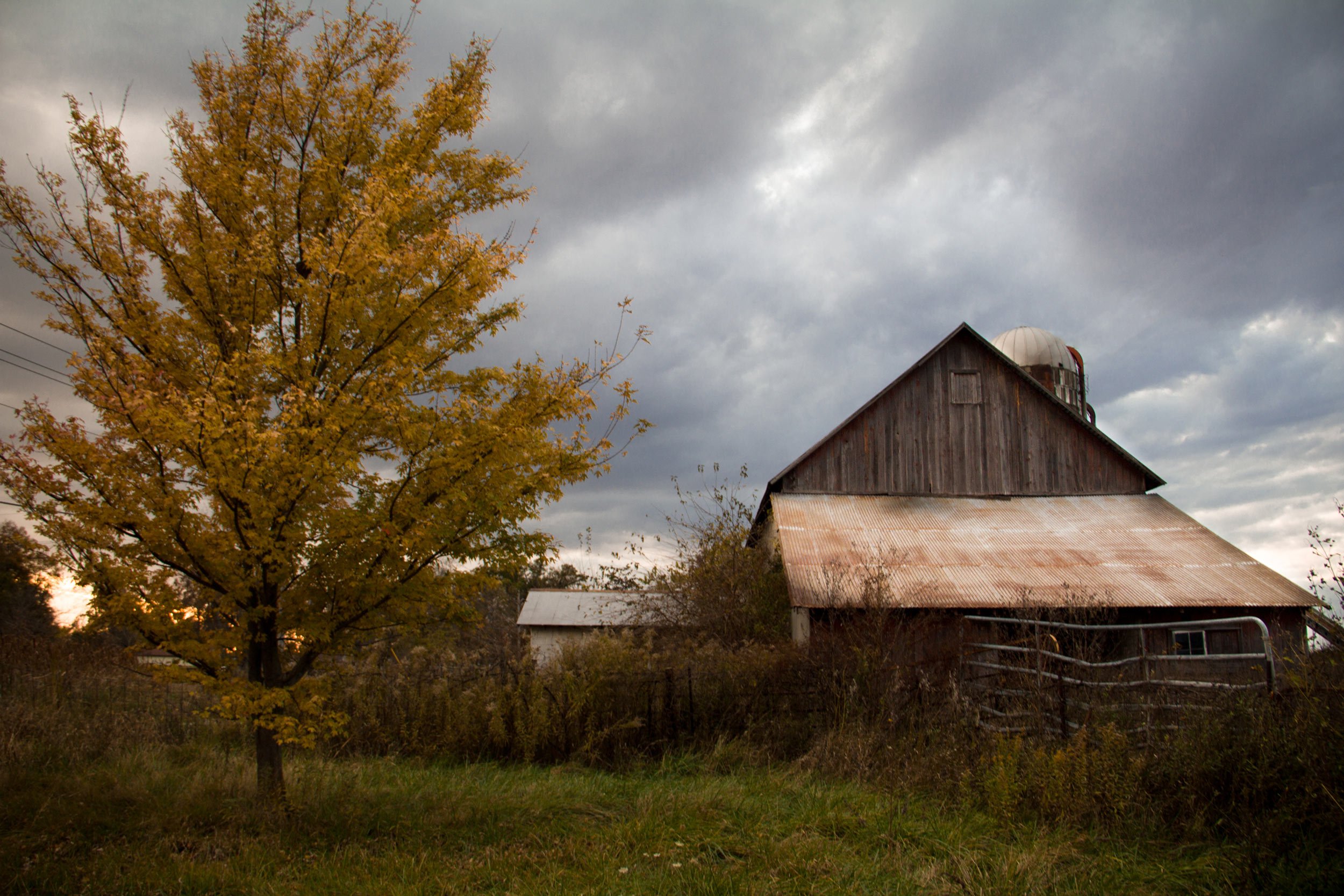 abandoned-barn-in-the-countryside-of-indiana