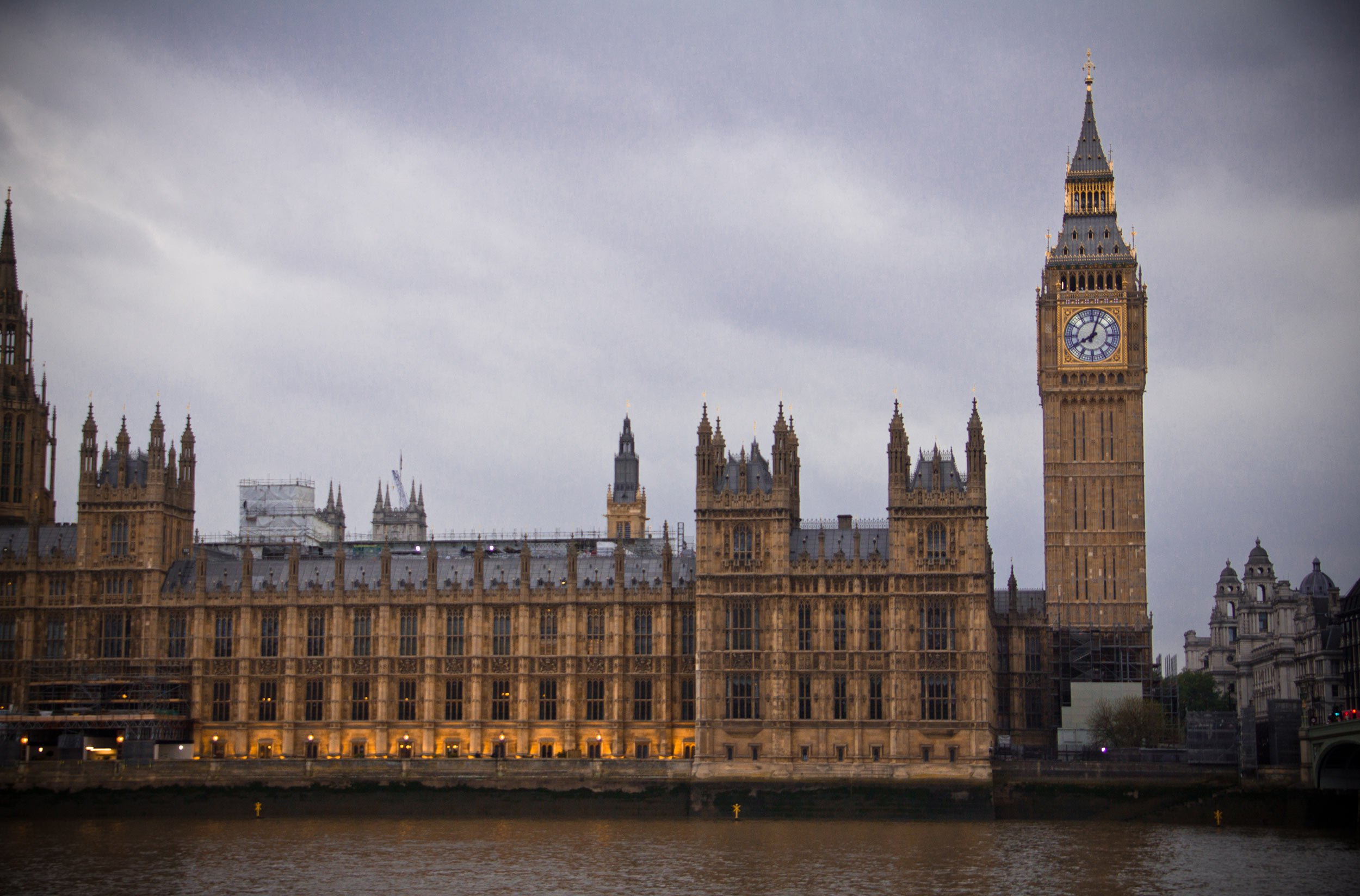 big-ben-houses-of-parliament-across-the-thames-in-london