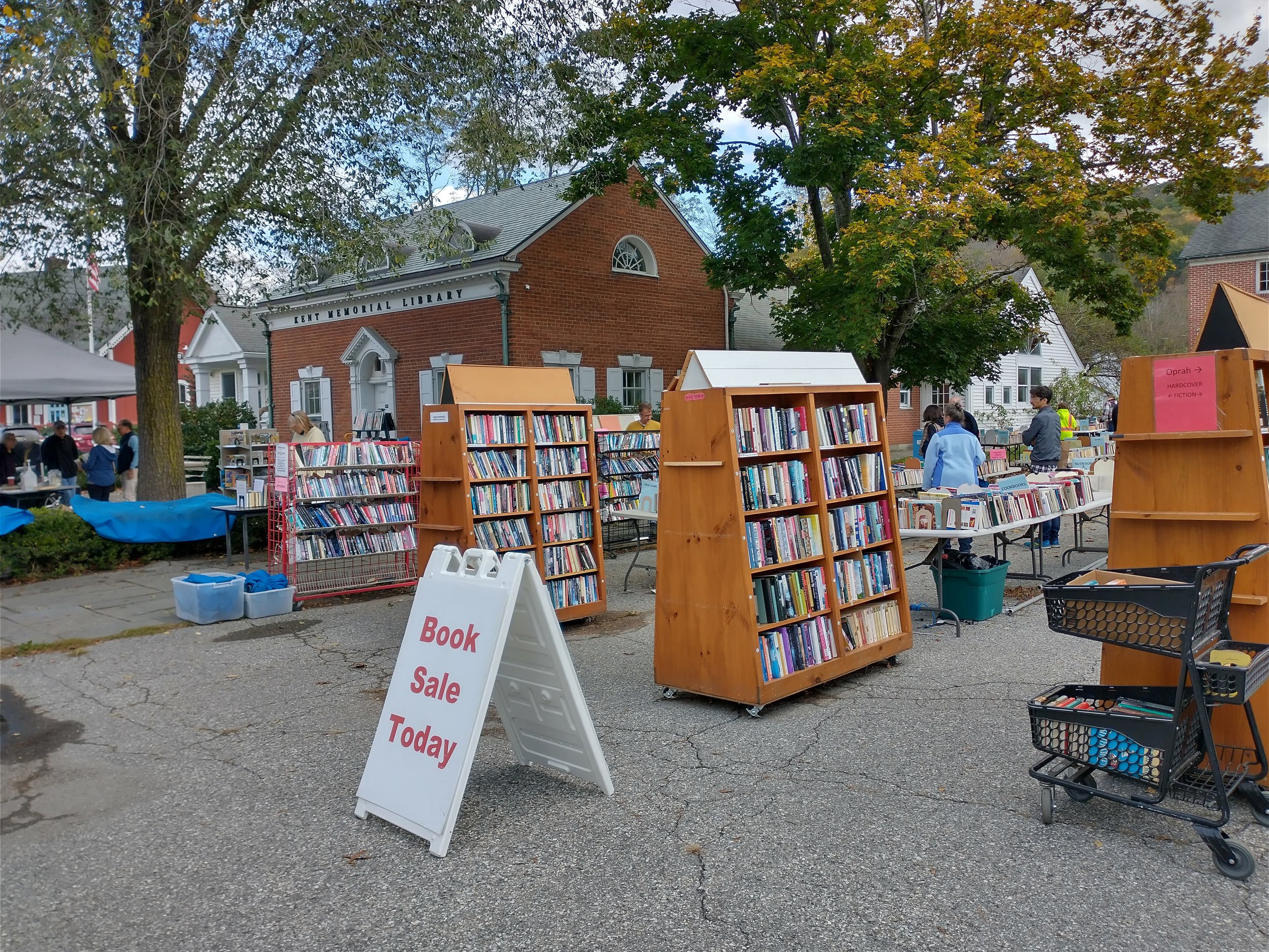 outdoor-book-sale-kent-memorial-library