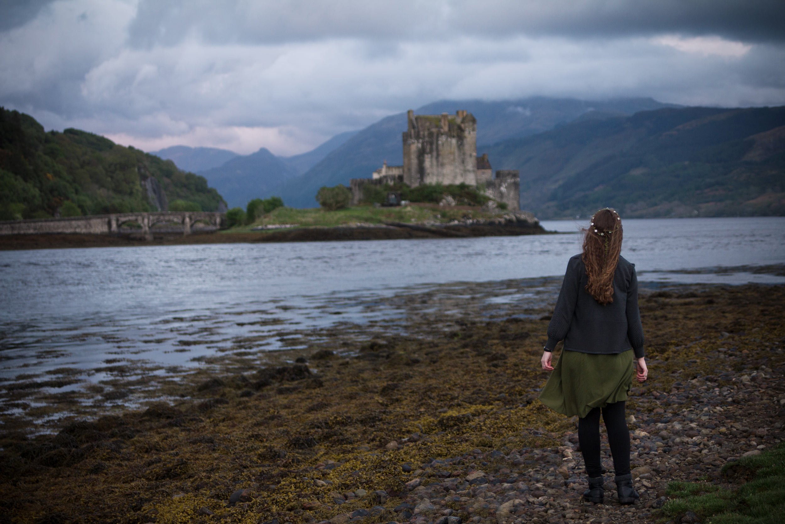looking-at-eilean-donan-castle-in-dornie-scotland