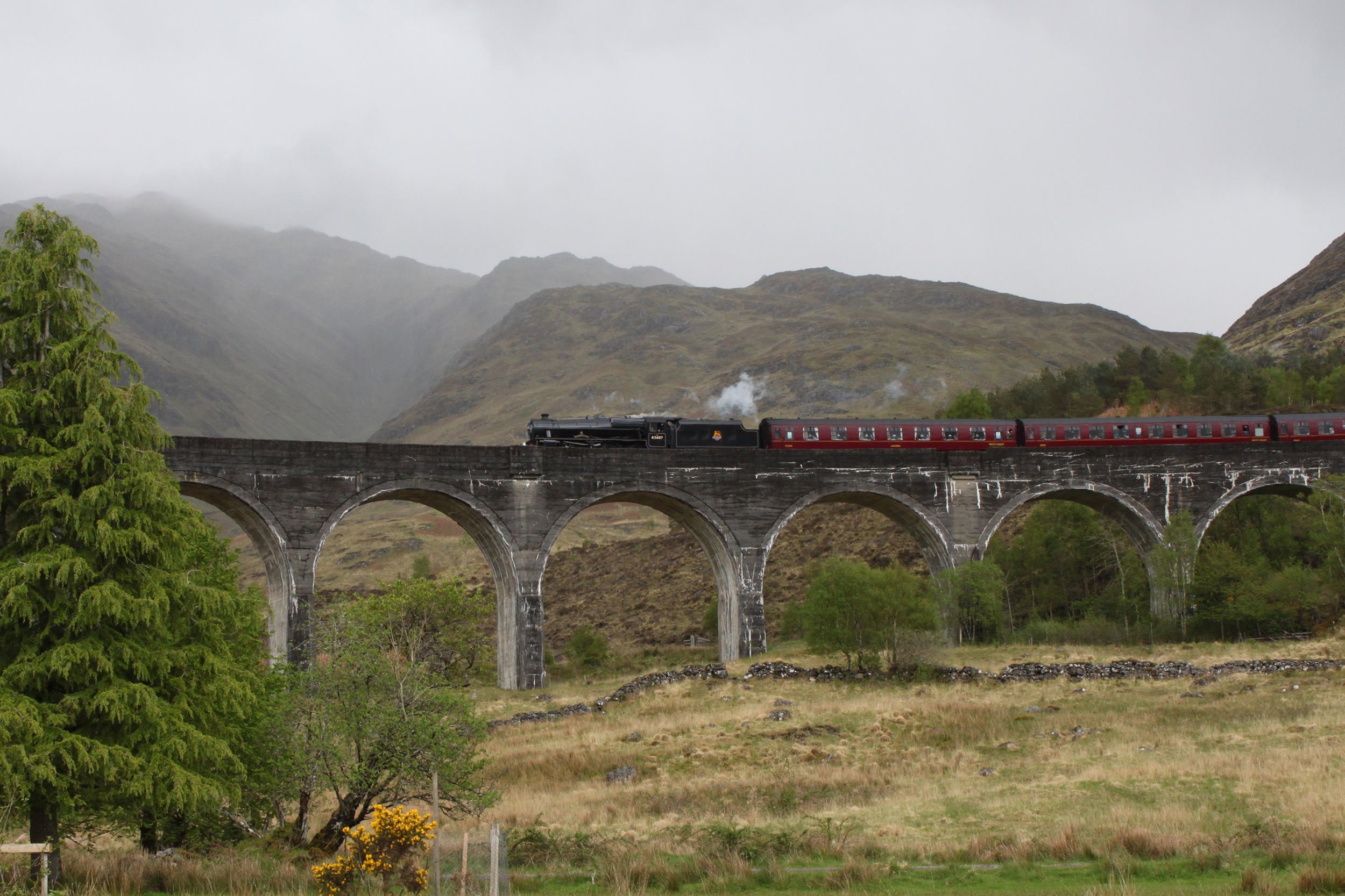 jacobite-steam-train-crossing-the-glenfinnan-viaduct