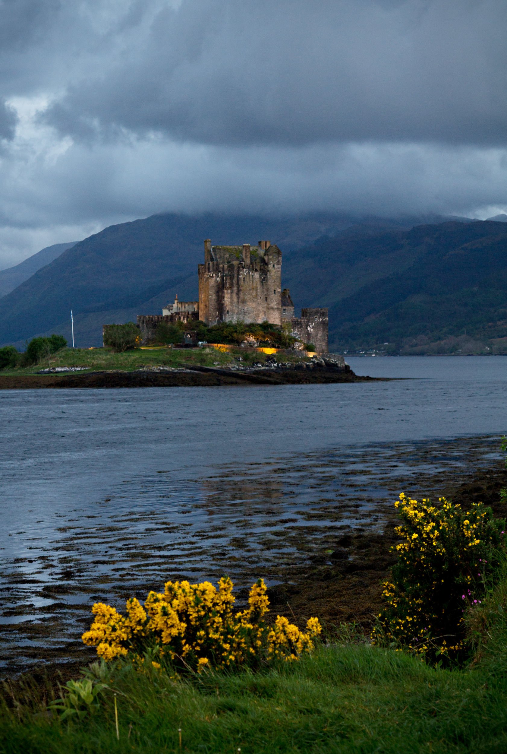 eilean-donan-castle-after-sunset-dornie-scotland