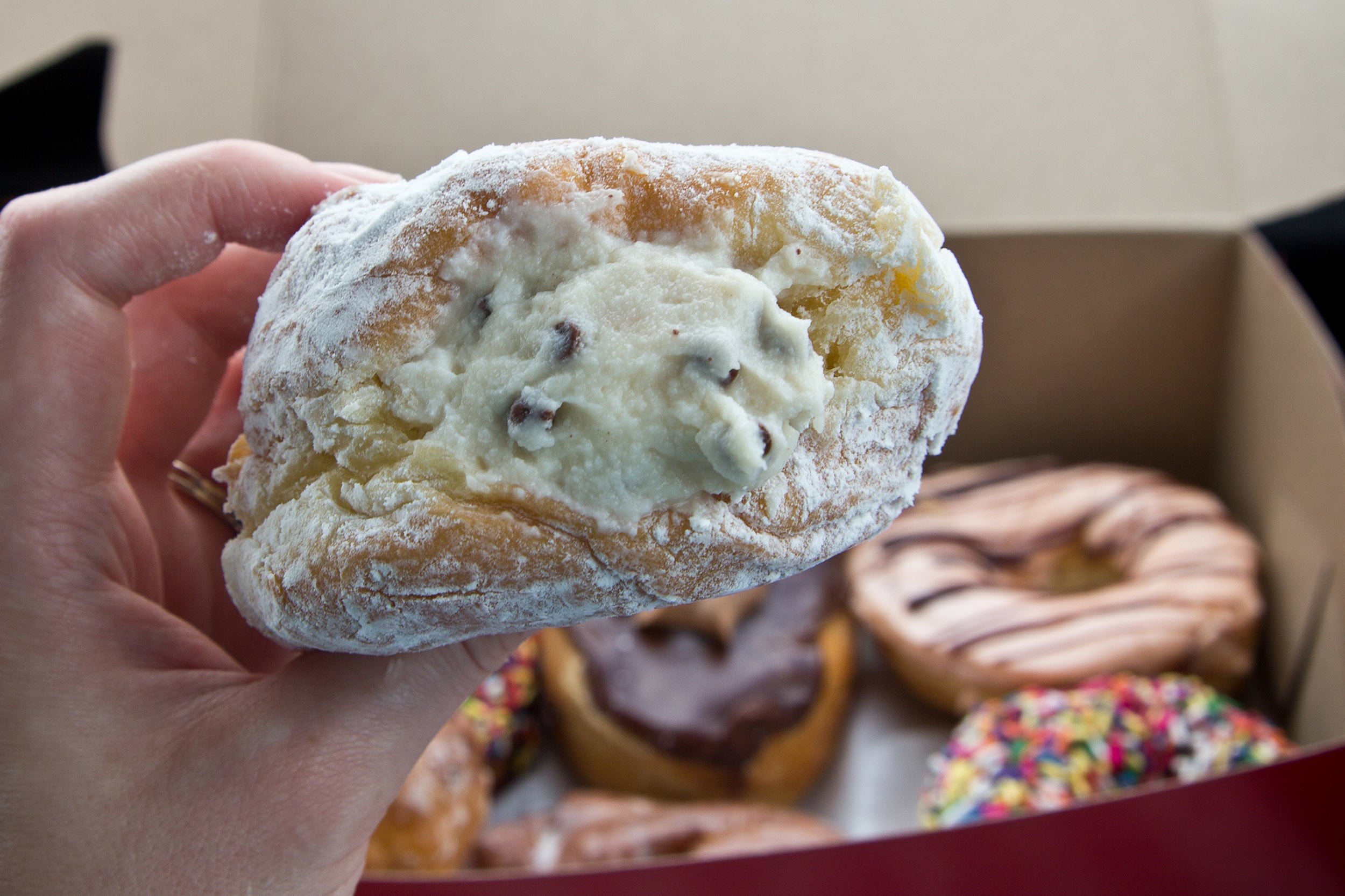 Paulas-cannoli-filled-donut