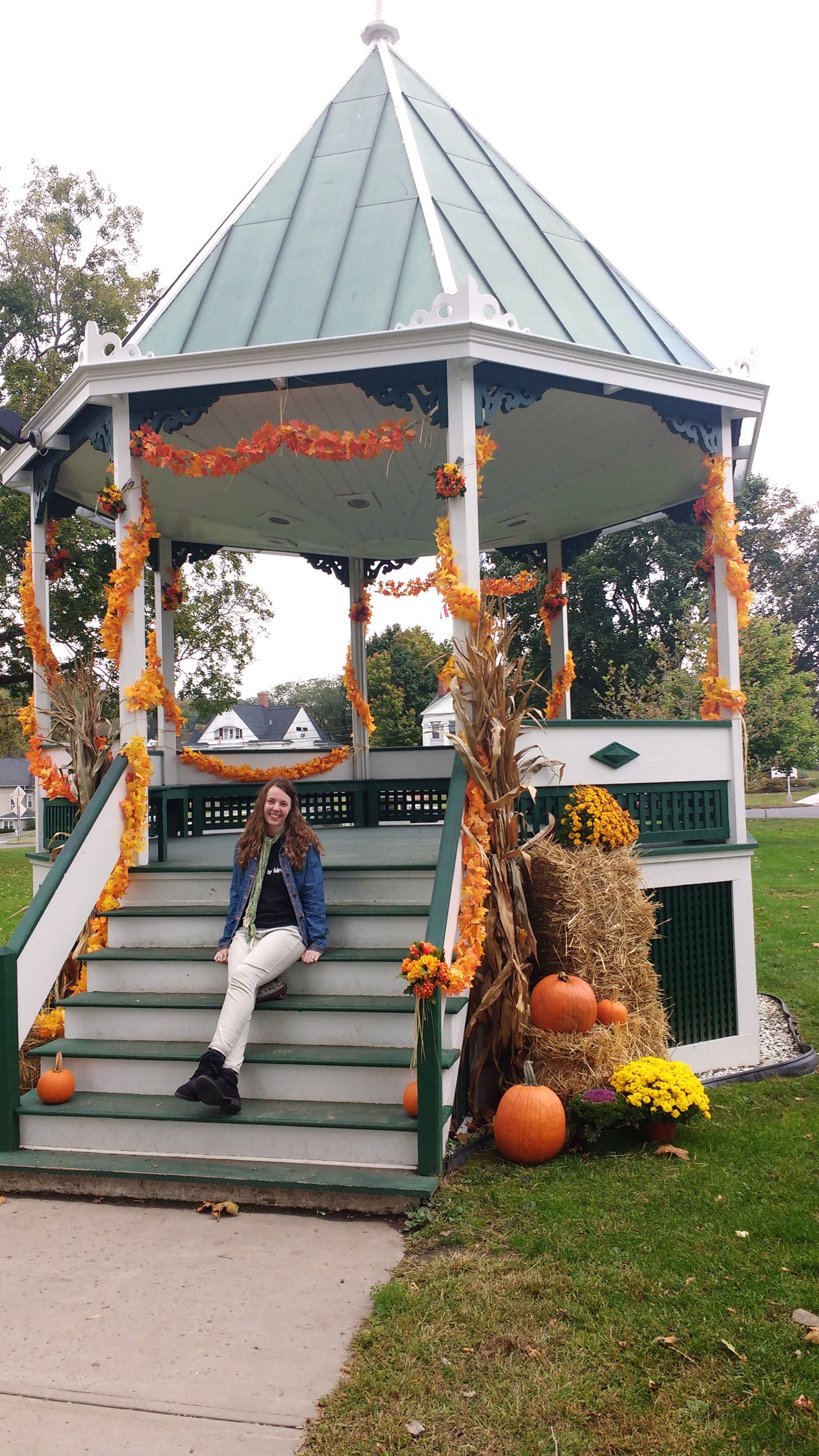 fall-decorated-gazebo-in-new-milford-connecticut