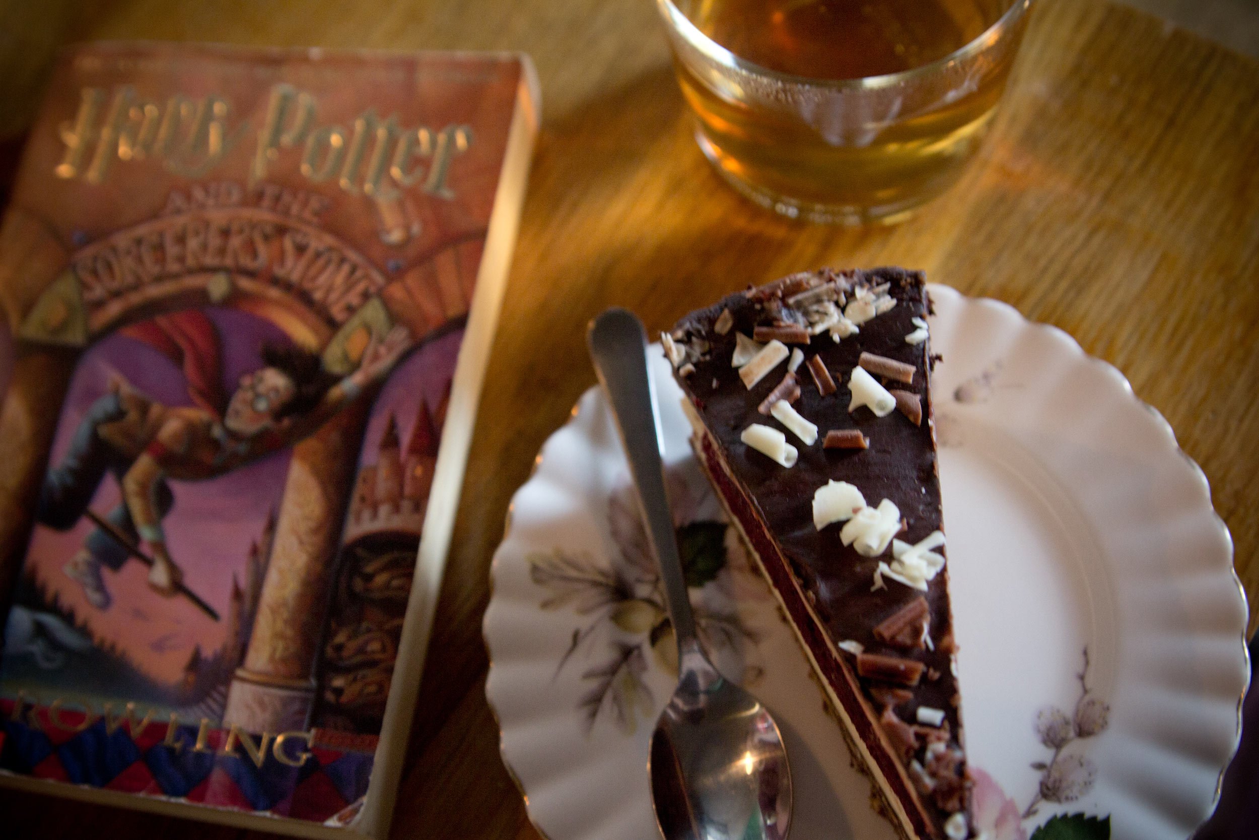 cheesecake-and-tea-and-harry-potter-book-at-nicolsons-cafe