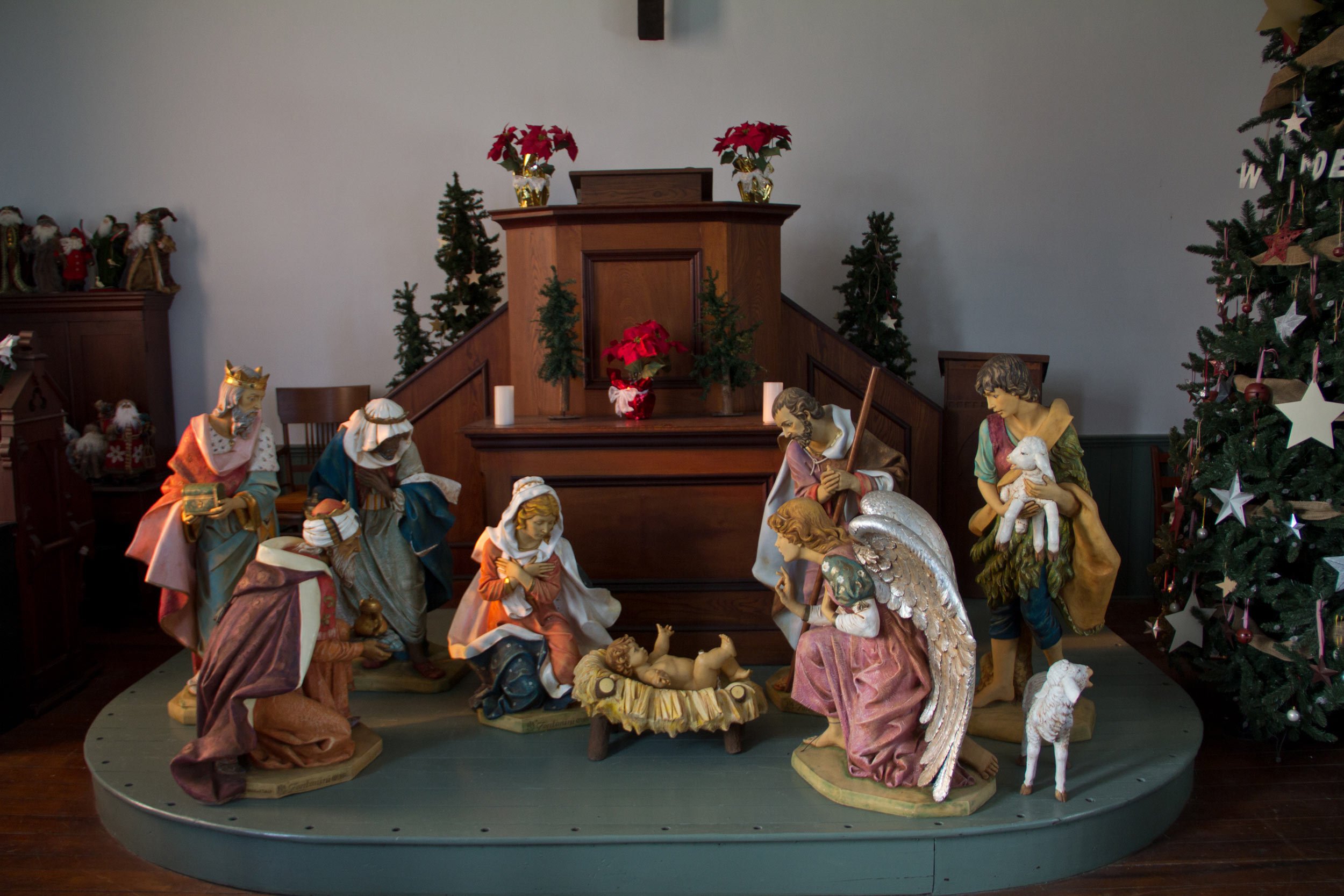 nativity-scene-santa-claus-indiana