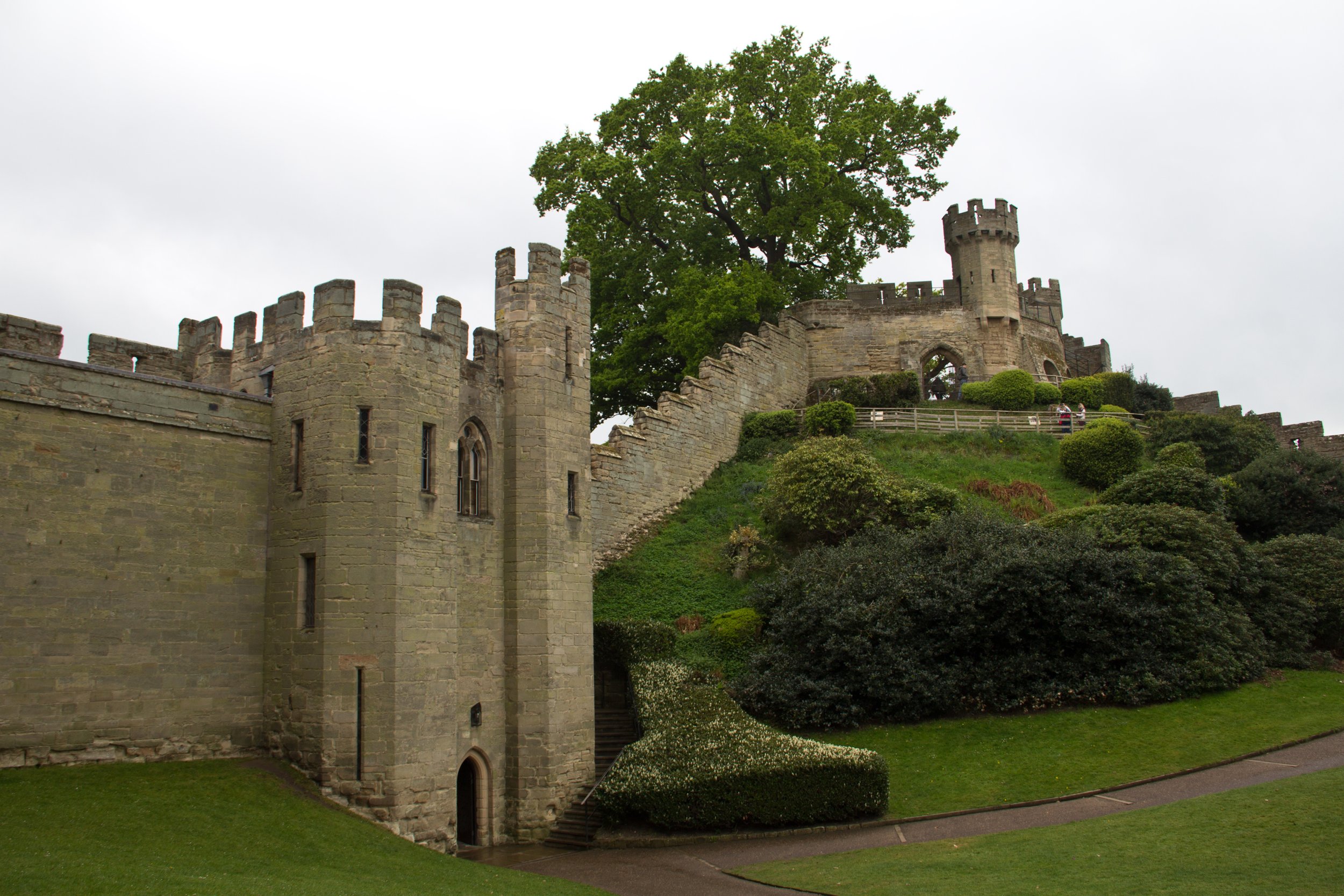 outer-walls-of-warwick-castle