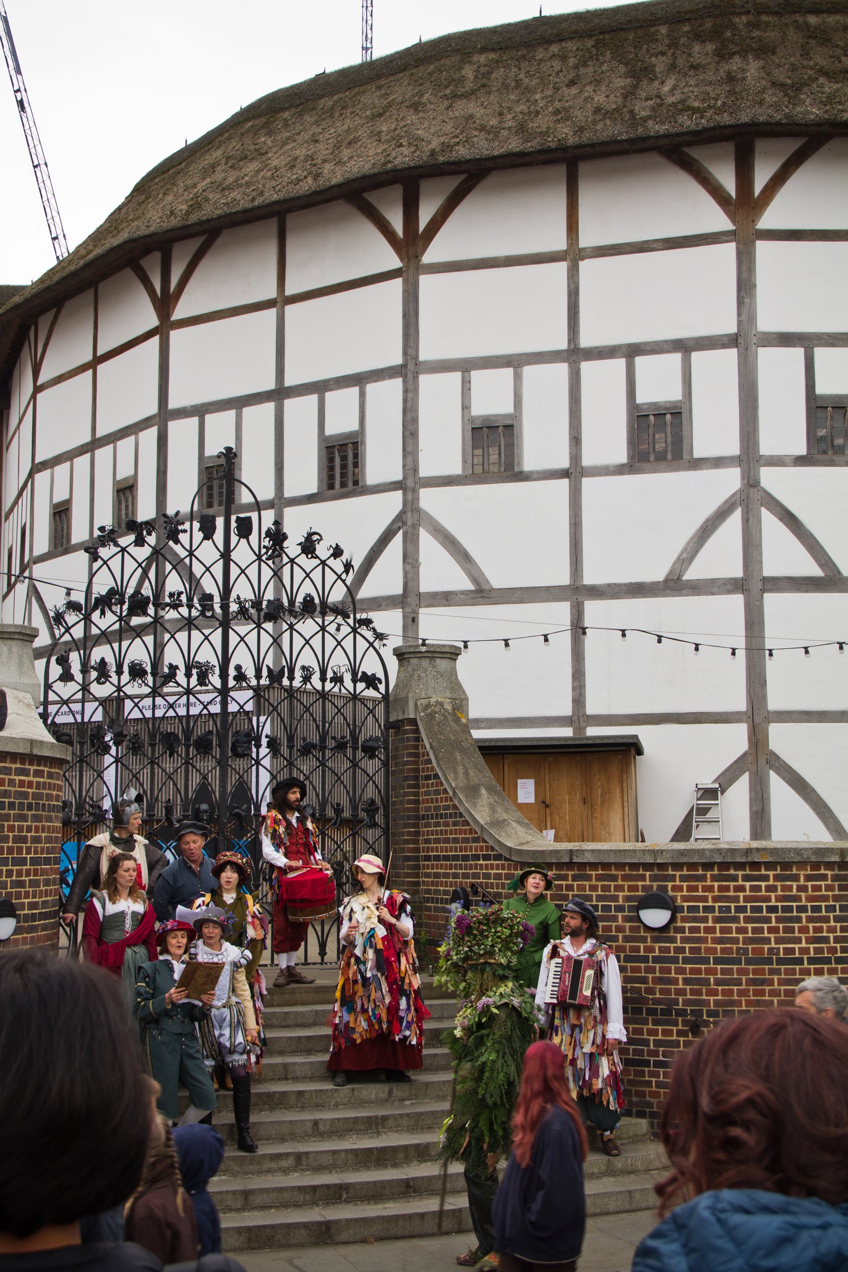 Shakespeare-performers-in-front-of-the-globe-theater