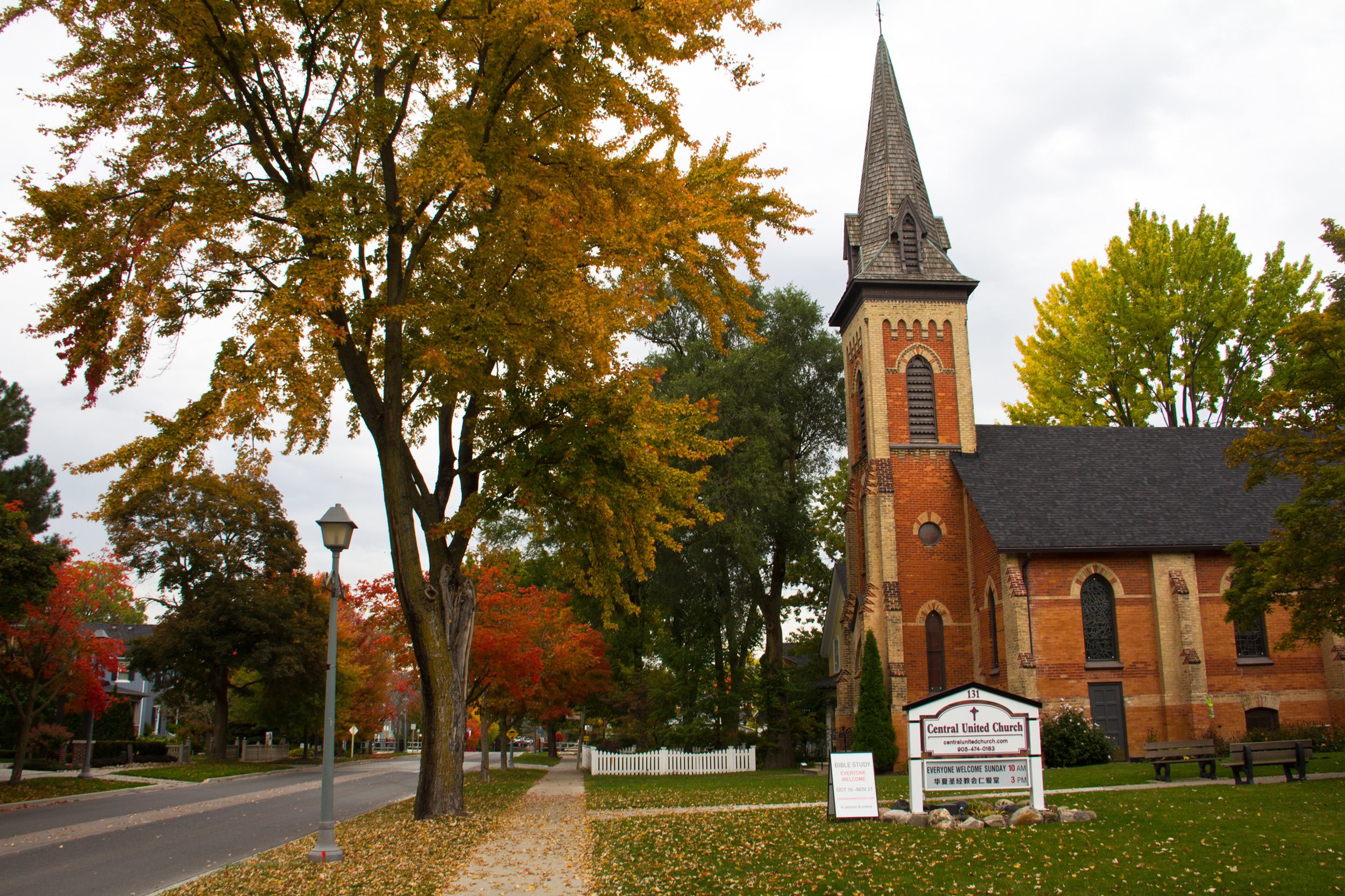 church-in-the-fall-in-main-street-unionville-ontario