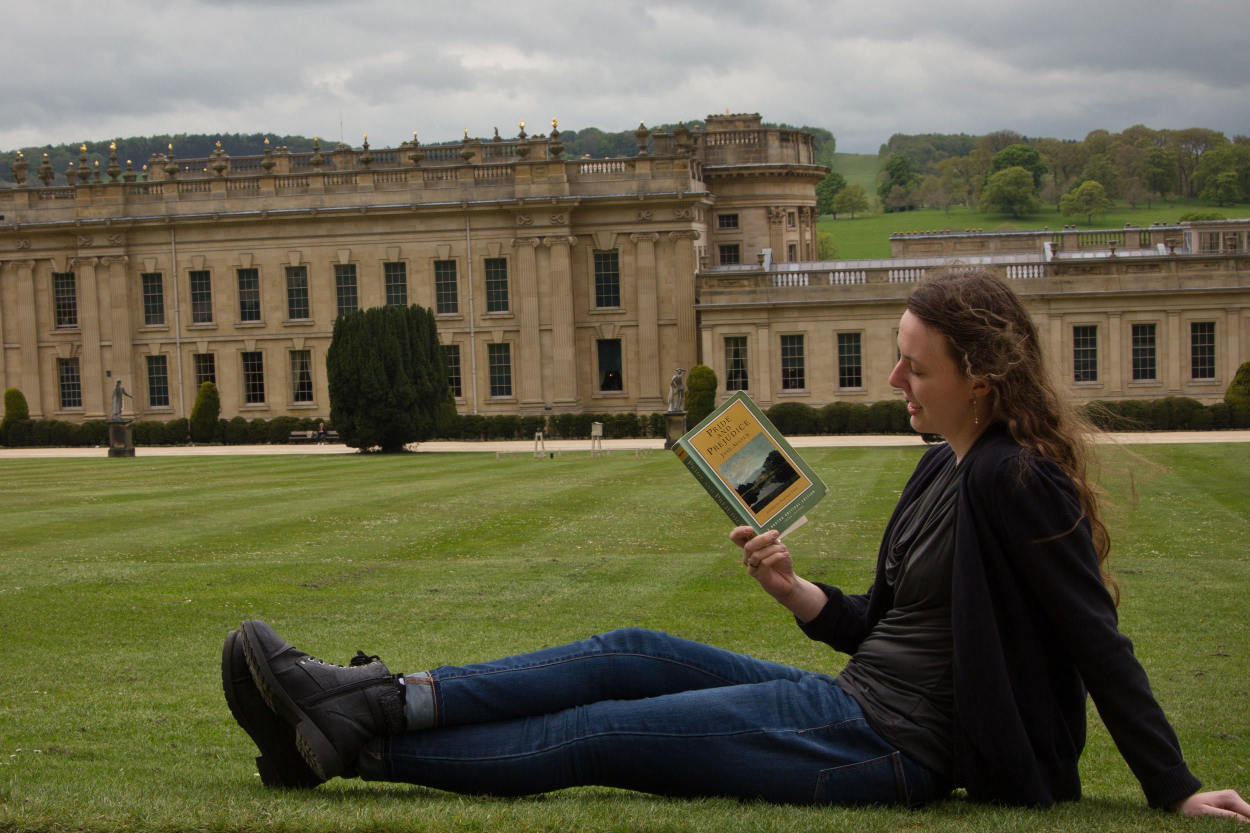 reading-pride-and-prejudice-in-front-of-chatsworth-house-central-england