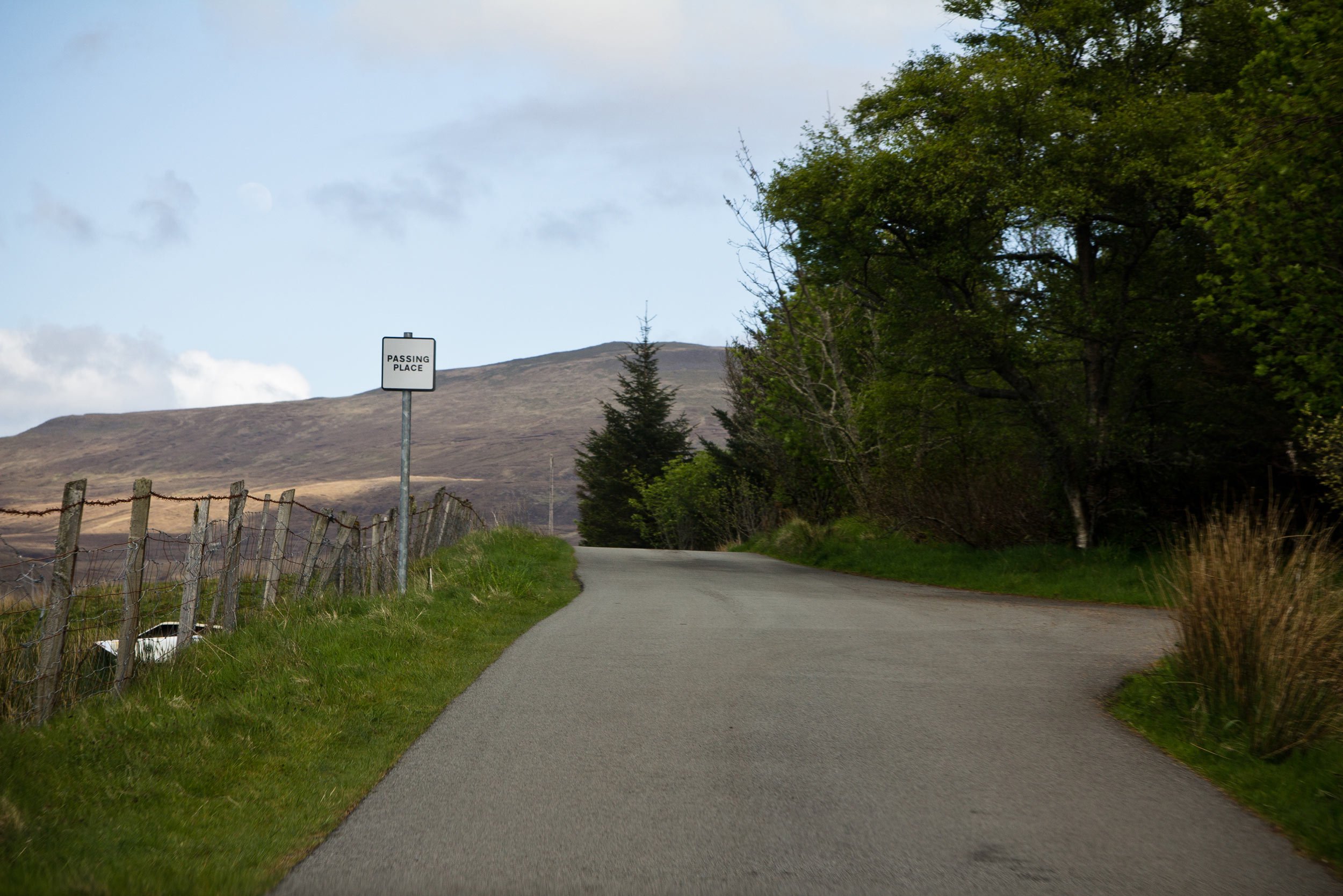 passing-place-on-a-one-lane-road-in-scotland