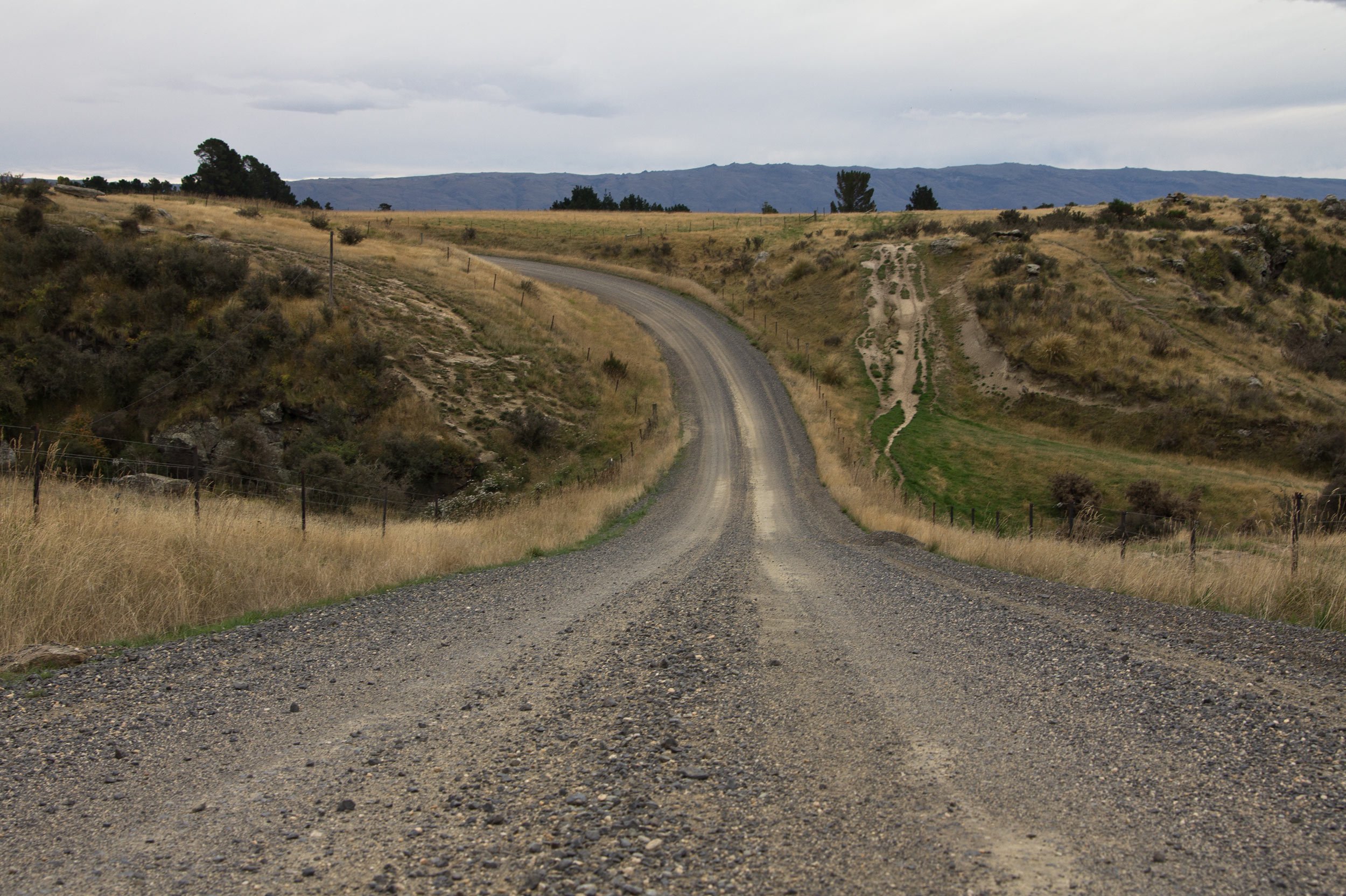 dirt-country-road-new-zealand-south-island