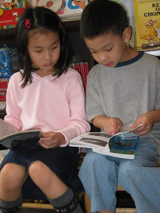 小孩跑來把書搶走扔了，怎麼辦？