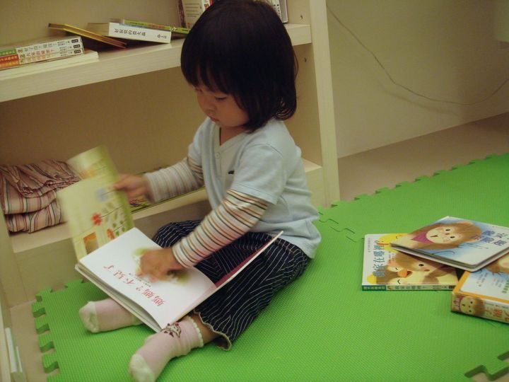 問：故事書唸一半，小孩跑來把書搶走扔了，我是應該拿回來繼續唸呢，還是換一本？