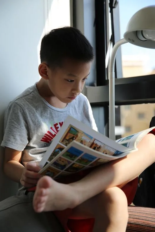 把故事書當牛奶，「餵」給孩子聽