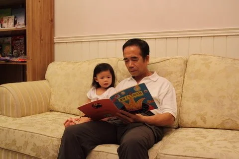 請從小念故事書給小孩聽。