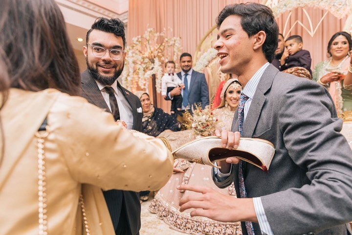 Ohhh the wonderful, sweet, and hilarious tradition of Jootha Chupai during South Asian weddings 👞 Jootha Chupai is when siblings/cousins/friends from the bride&rsquo;s side steal the groom&rsquo;s shoes during the wedding and then ask for money in r