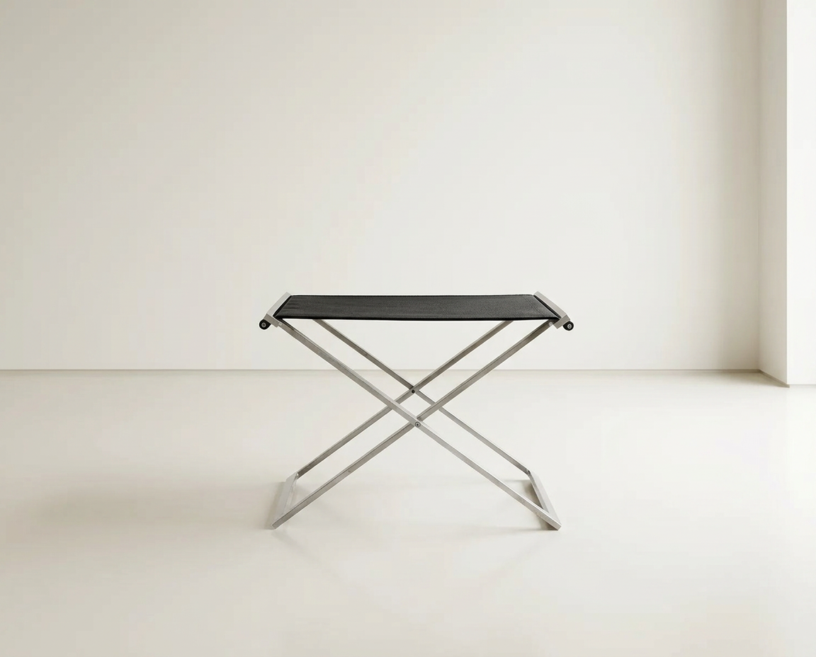 Tabouret Pliable Vintage par Michael Christensen – Design Scandinave des Années 1980. Devis de transport sur demande.) À récupérer gratuitement en galerie à Lisbonne.