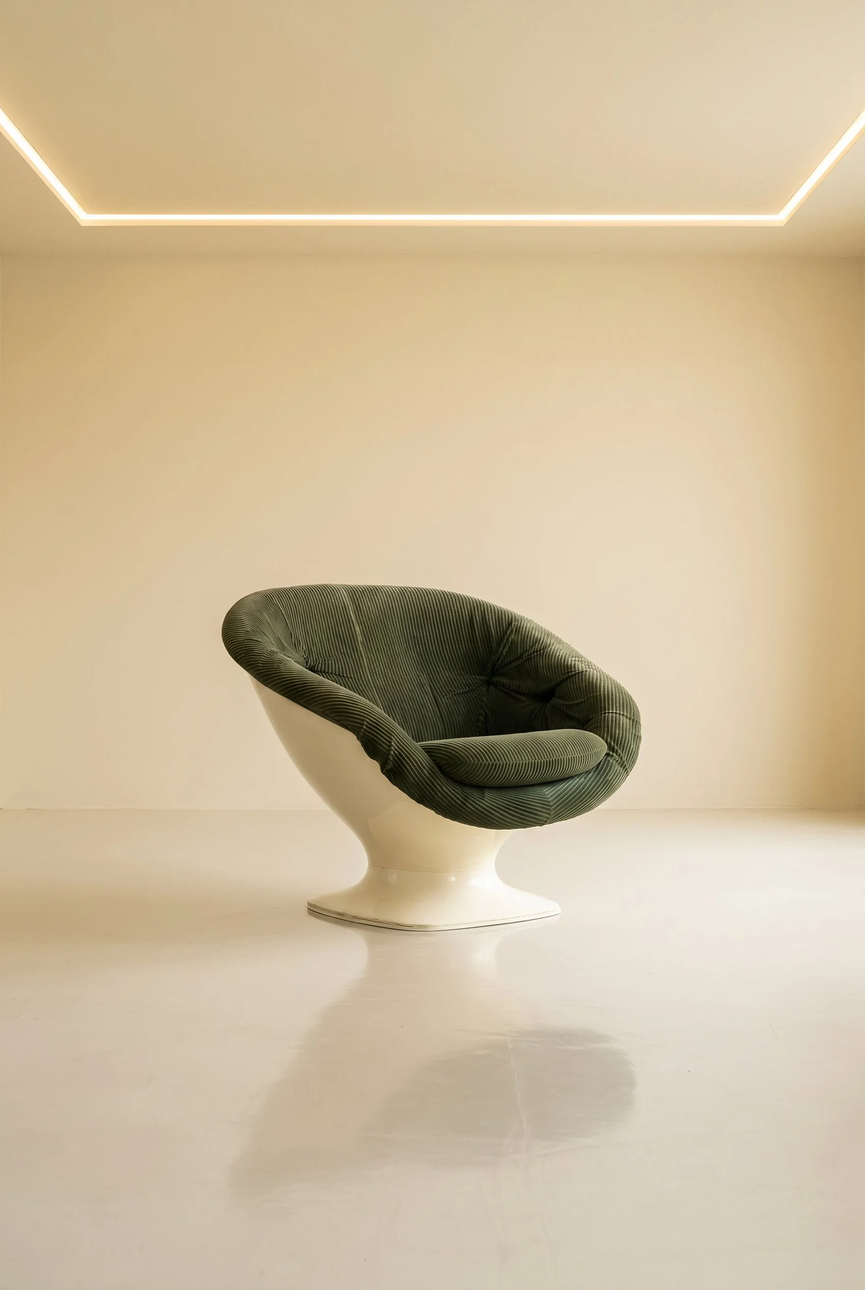 Firefly_Gemini Flash_mettre le fauteuil, ajuster le coussin dans un interieur vide blanc ecru vide sol sat 5532-light.jpg