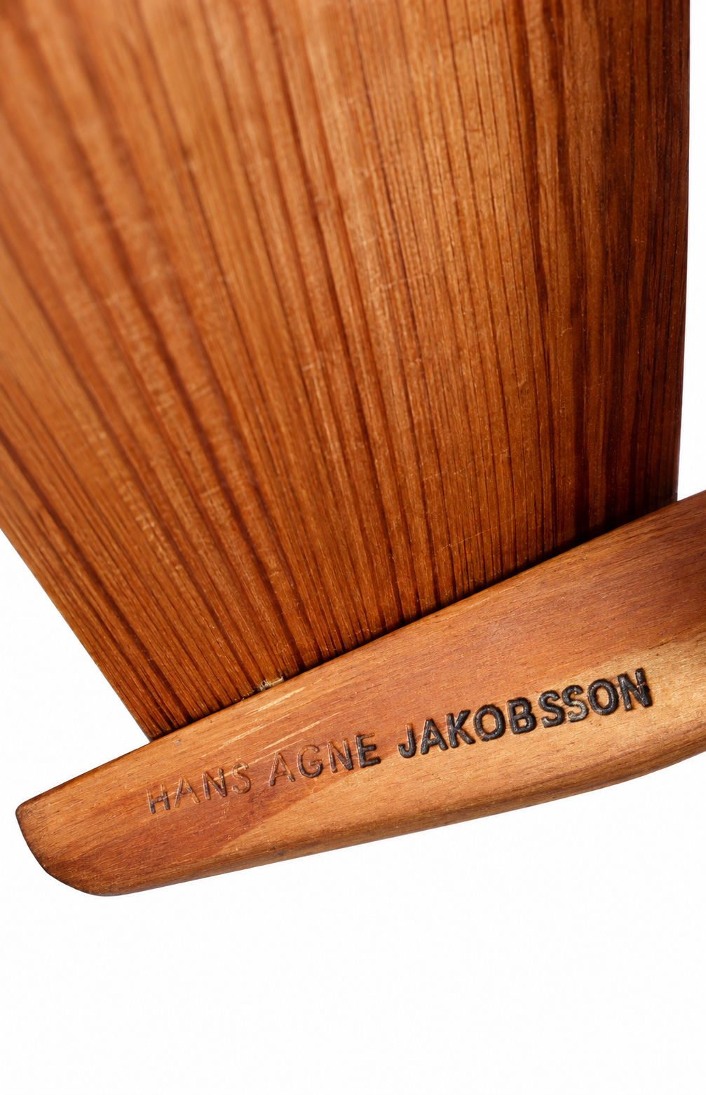 Détail gravé en bois chaleureux.png