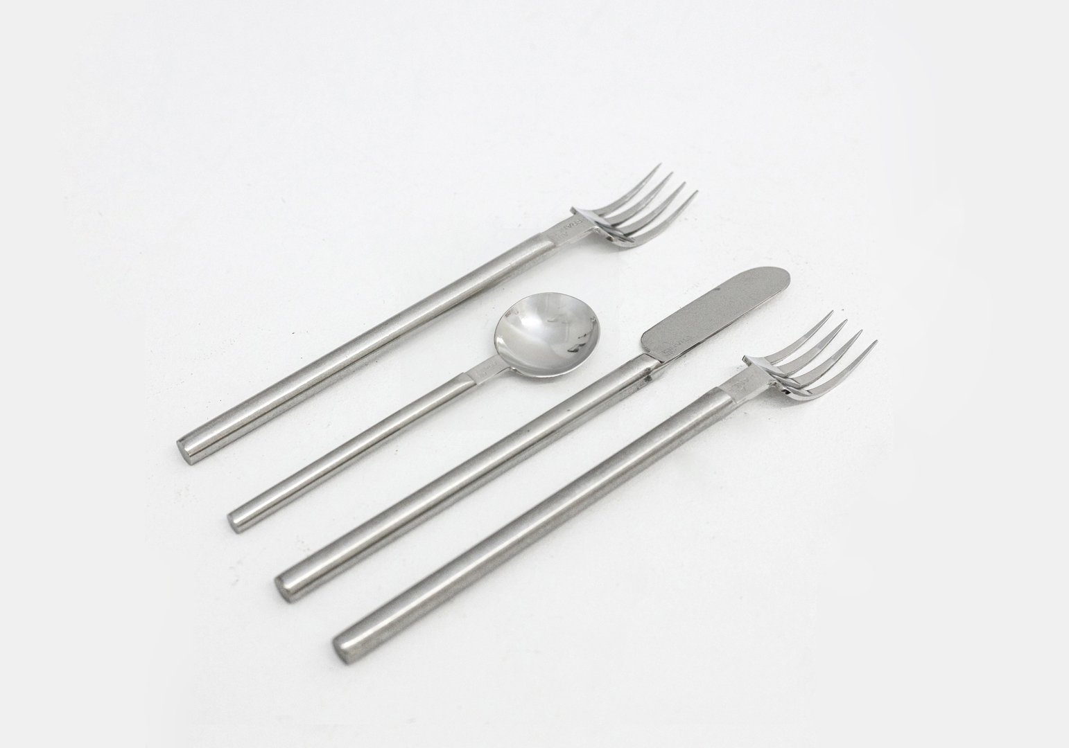 Ensemble de 24 sets de quatre couverts Concorde, conçus par le designer Raymond Loewy.