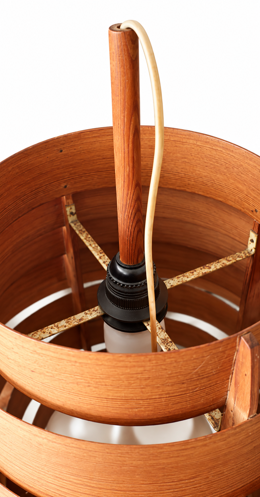 Intérieur de lampe suspendue en bois.png