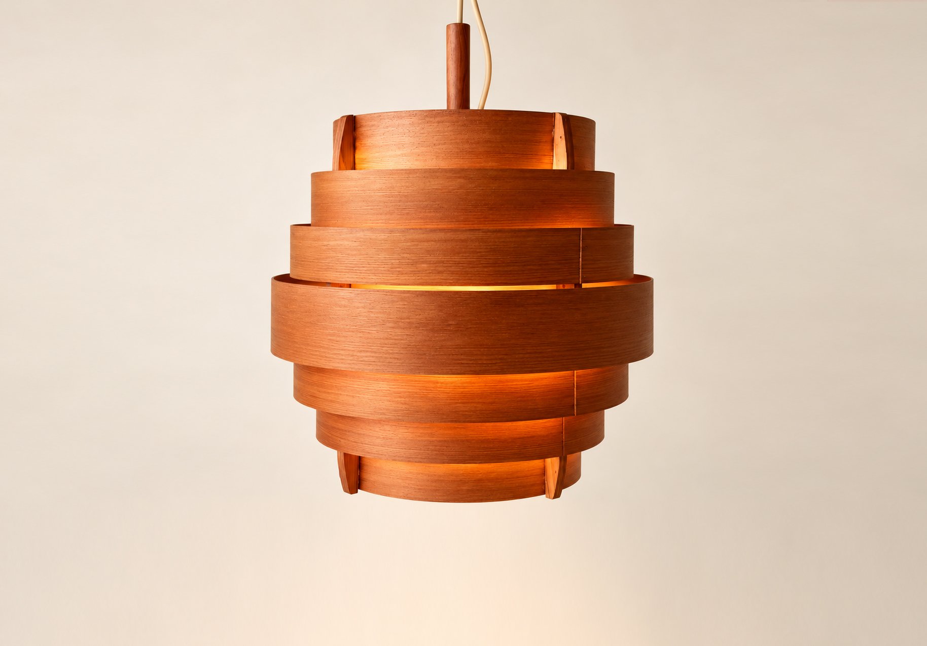 Suspension en bois aux anneaux lumineux copie.jpg