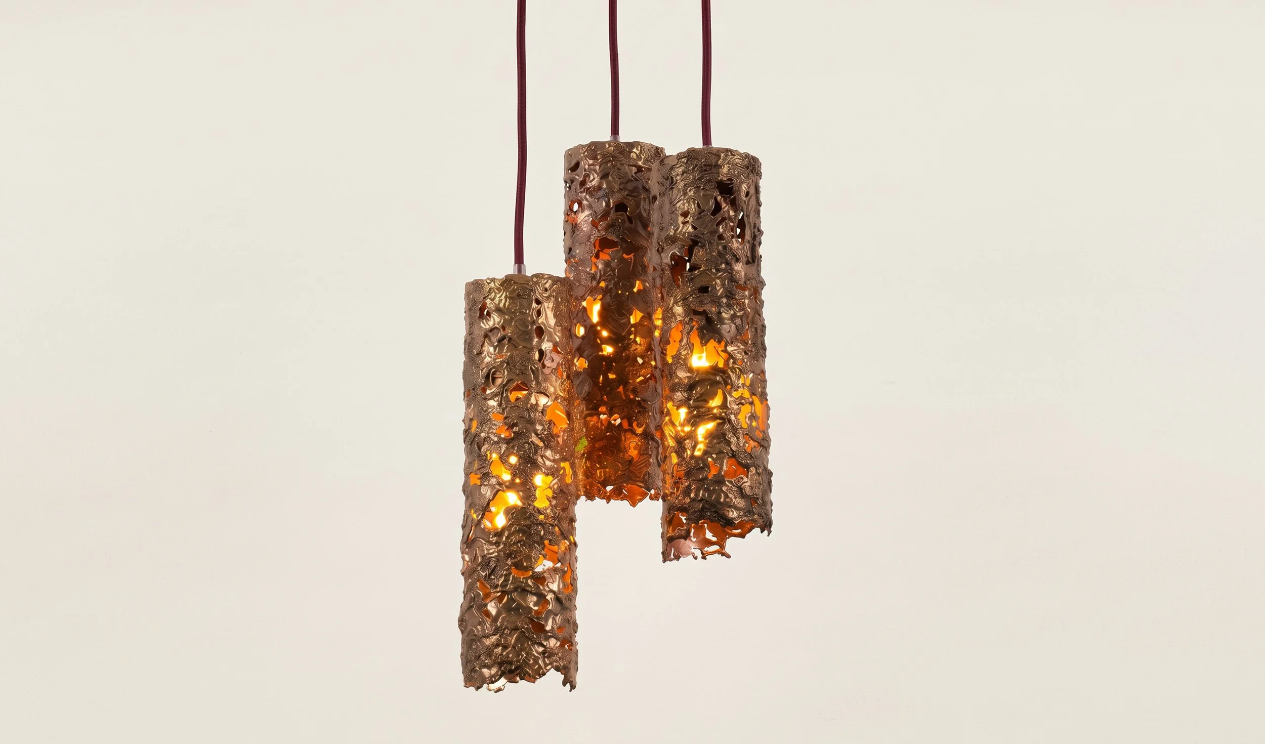 Suspension composée de 3 lampes brutalistes en cuivre par Aimo Tukiainen, années 1960. (Devis de transport sur demande.) À récupérer gratuitement en galerie à Lisbonne.