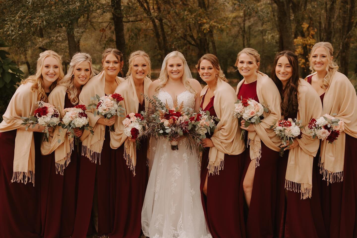 Best friends make for the best wedding party crew. 👩🏻&zwj;🤝&zwj;👩🏼👩🏼&zwj;🤝&zwj;👨🏻

Happy National Best Friend Day to all the pals out there!

(Psst swipe for my besties 🥰)