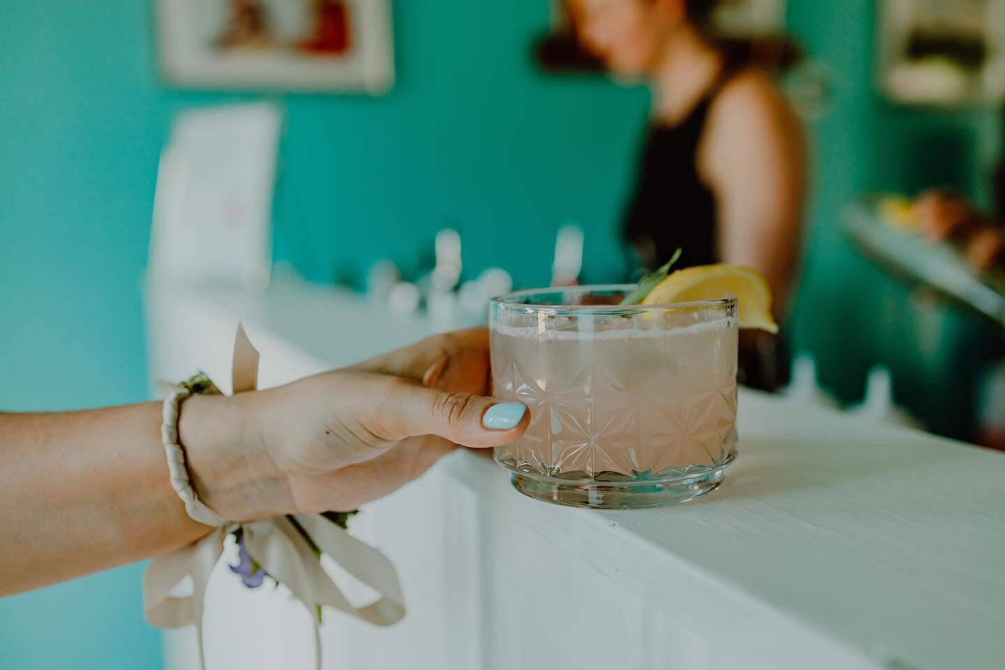 I&rsquo;m on day 3 of gnarly heat exhaustion recovery (thank you liquid IV), so here&rsquo;s a little reminder to put your cocktails in fancy glasses and get pictures 🍹

@lisawoodsphotography 
@smokinbeautyatx