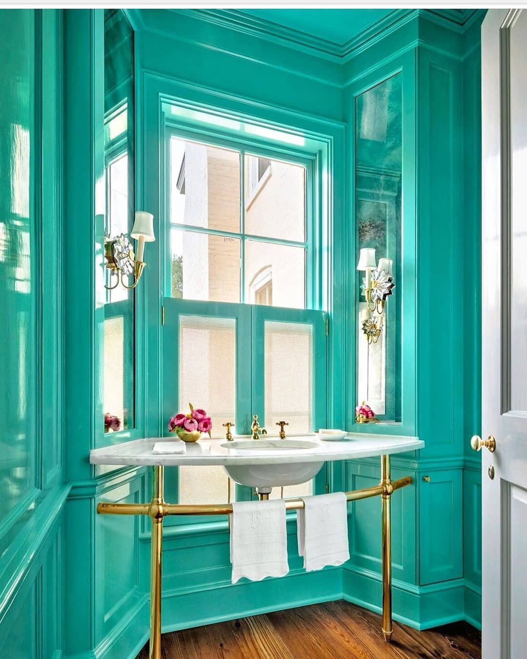 Loving these high gloss walls!

Design by: Todd Klein
#bathroomgoals #highgloss
#denverinteriordesign #denverdesigner #turquoisebathroom 
#turquoise