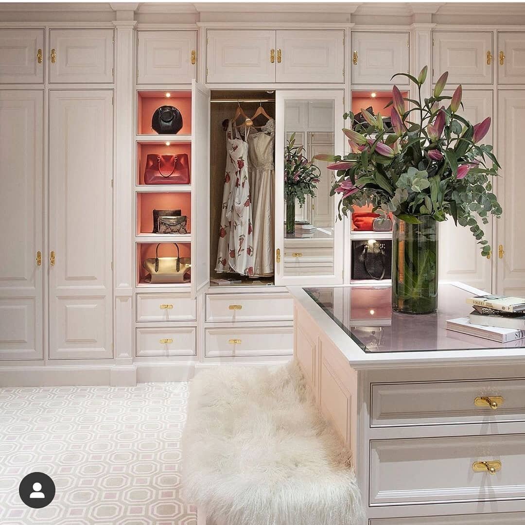 Now this is what I call a dream closet! Loving the simplicity, with just a pop of color. 
#closetdesign #walkincloset #closetgoals #christopherpeacockcabinetry  #denverinteriordesign #denverdesigner