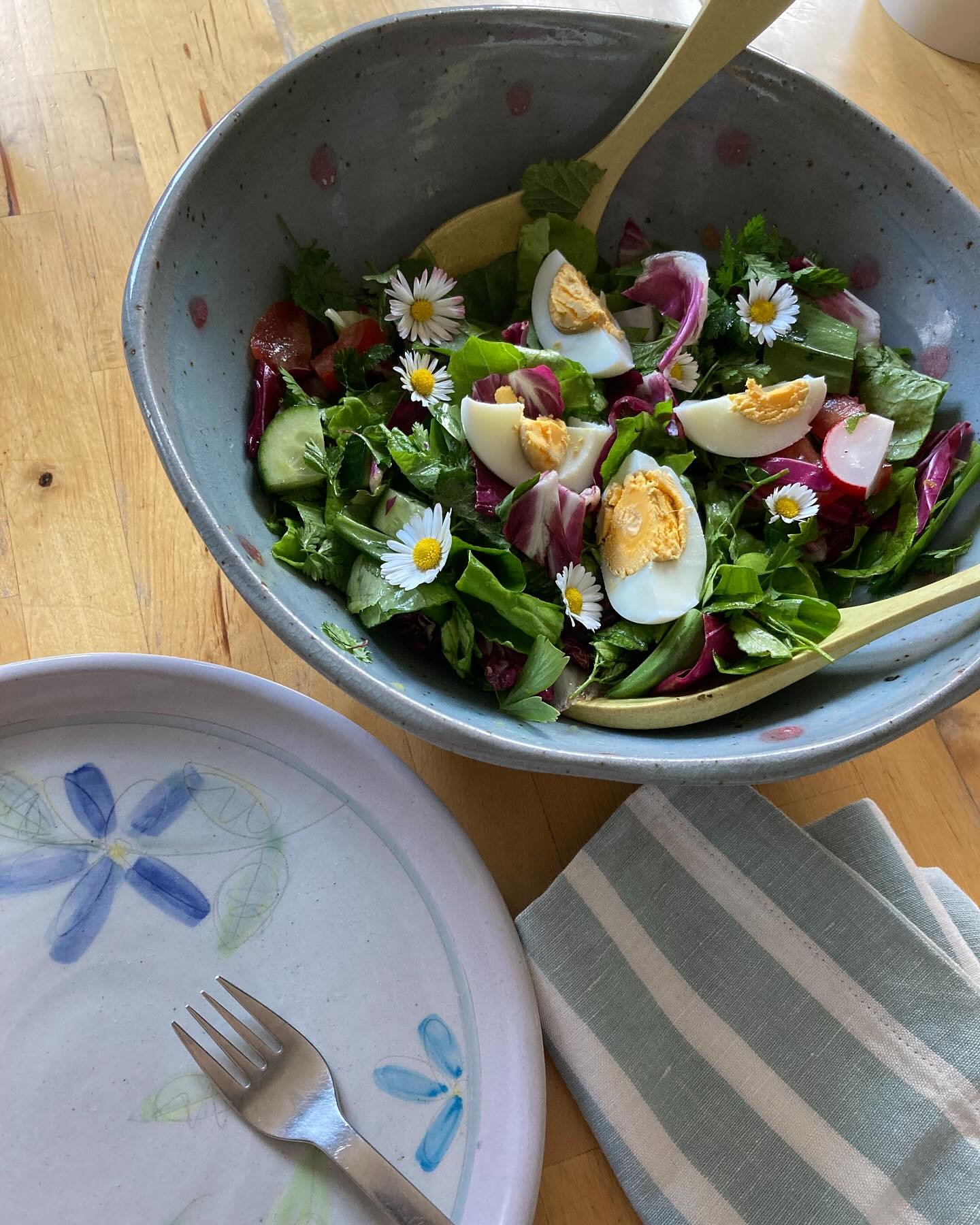 Fr&uuml;hlingssalat  #onmytable #potsandfood #handmade #stonewarepottery #gedecktertisch #slowdesign #manufaktur #kunsthandwerk #kunsthandwerkinniederbayern #keramikpatlan